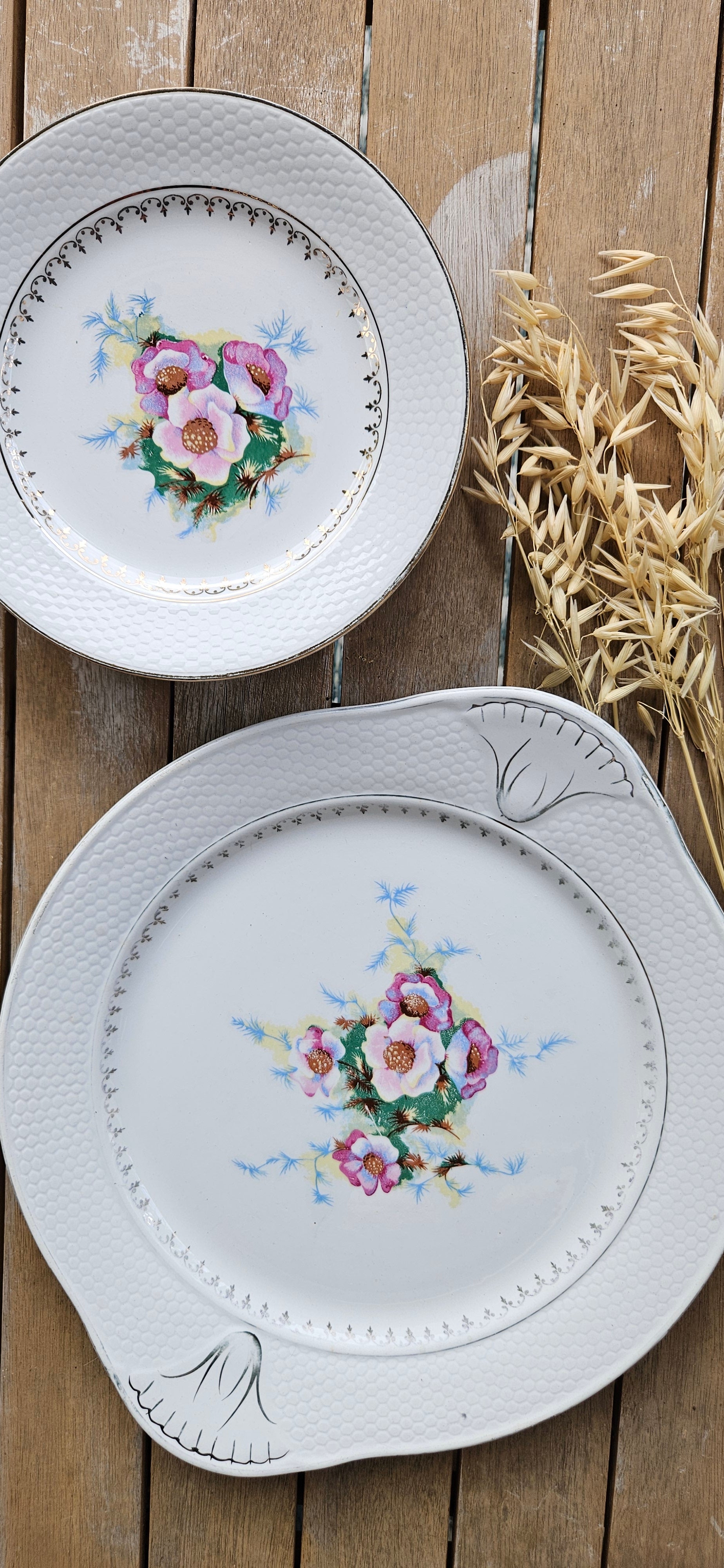 Lot de 6 assiettes à dessert et plat ancien L’Amandinoise Arabelle – Faïence fleurie vintage
