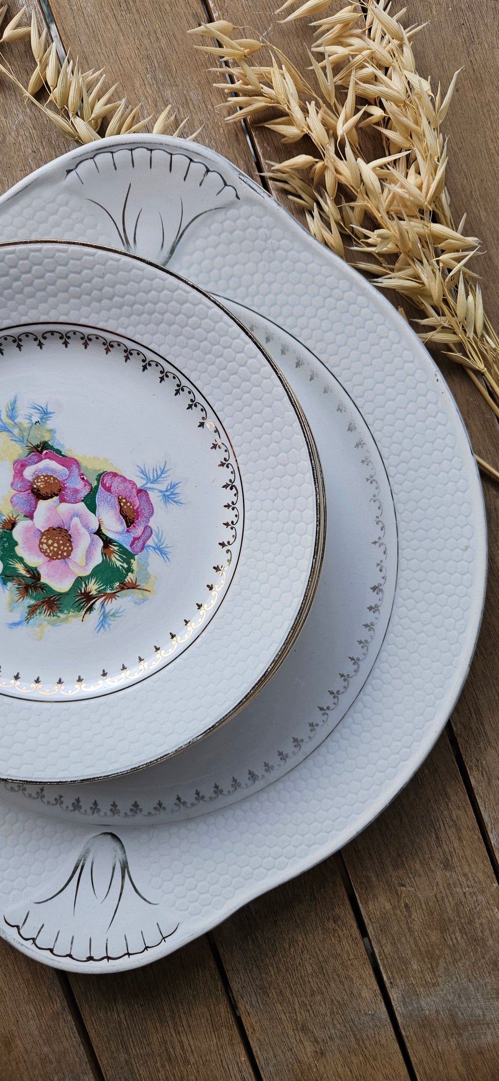 Lot de 6 assiettes à dessert et plat ancien L’Amandinoise Arabelle – Faïence fleurie vintage