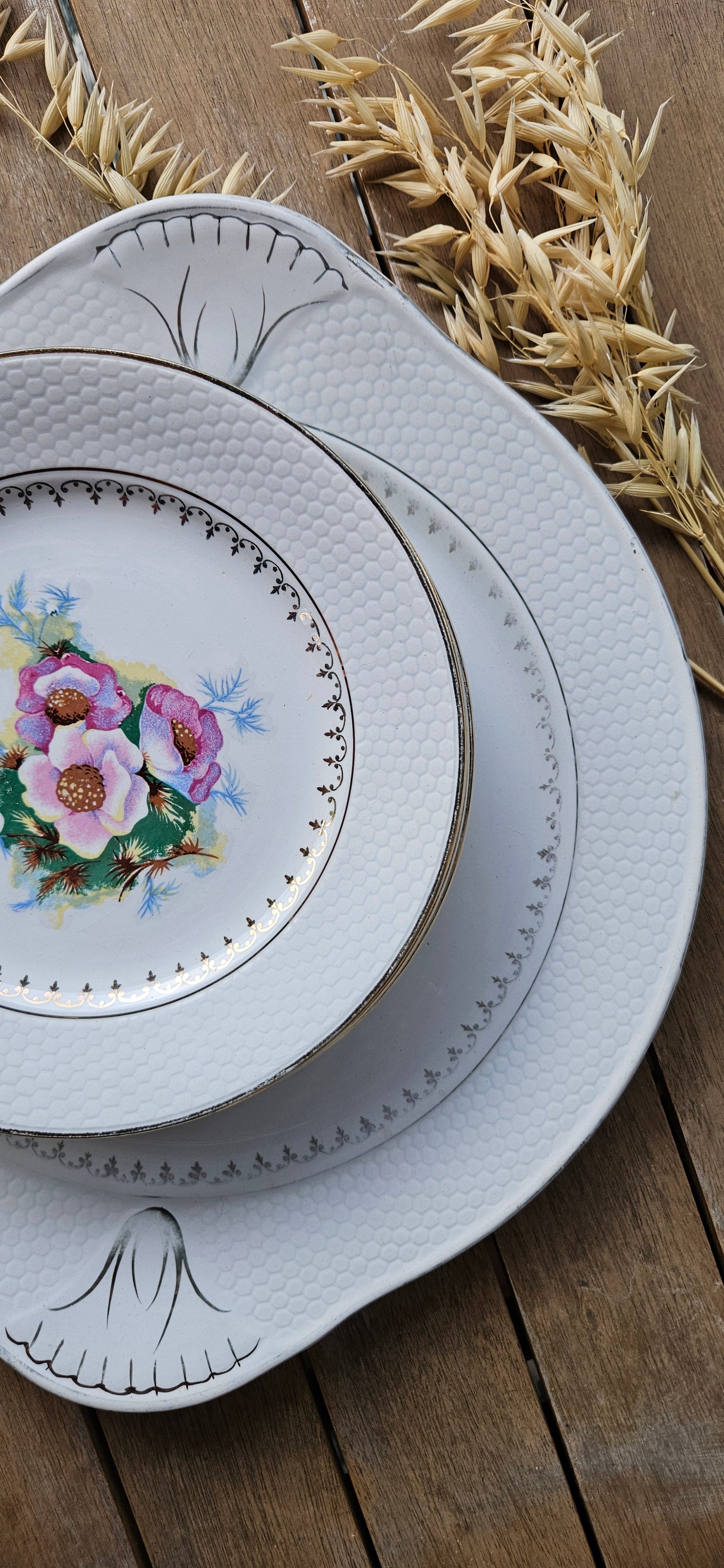 Lot de 6 assiettes à dessert et plat ancien L’Amandinoise Arabelle – Faïence fleurie vintage