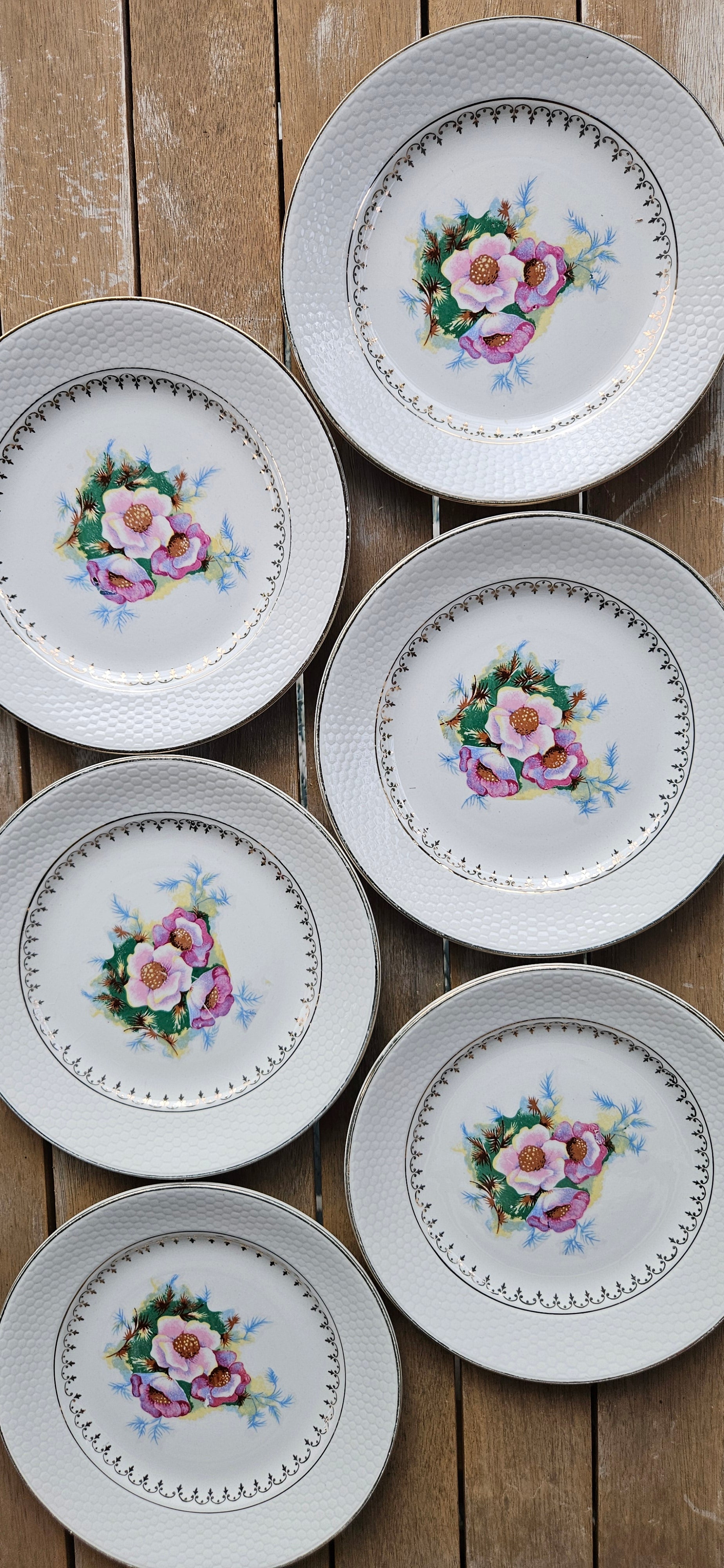 Lot de 6 assiettes à dessert et plat ancien L’Amandinoise Arabelle – Faïence fleurie vintage