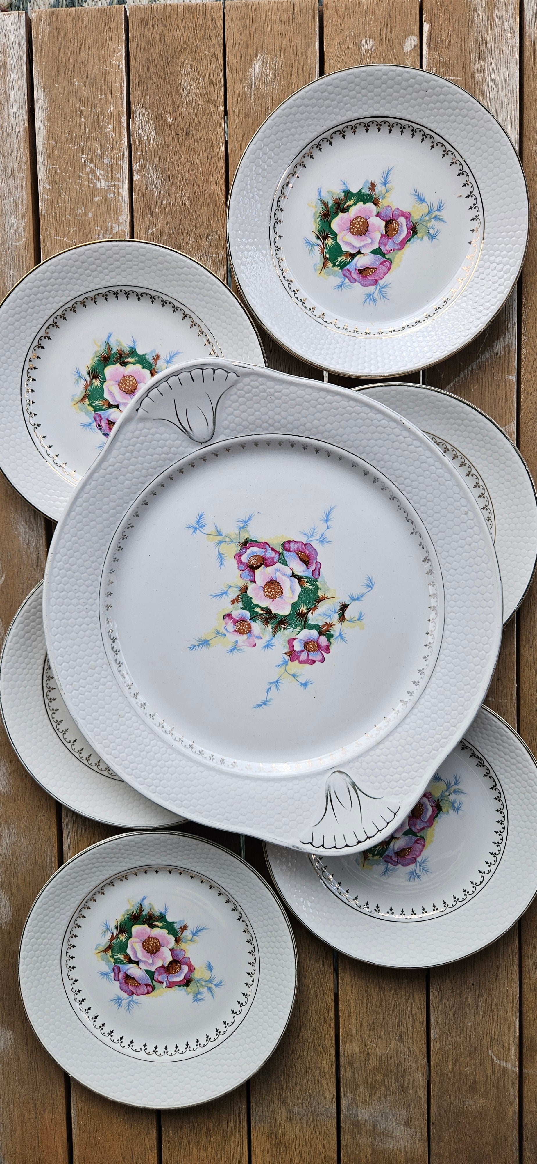 Lot de 6 assiettes à dessert et plat ancien L’Amandinoise Arabelle – Faïence fleurie vintage