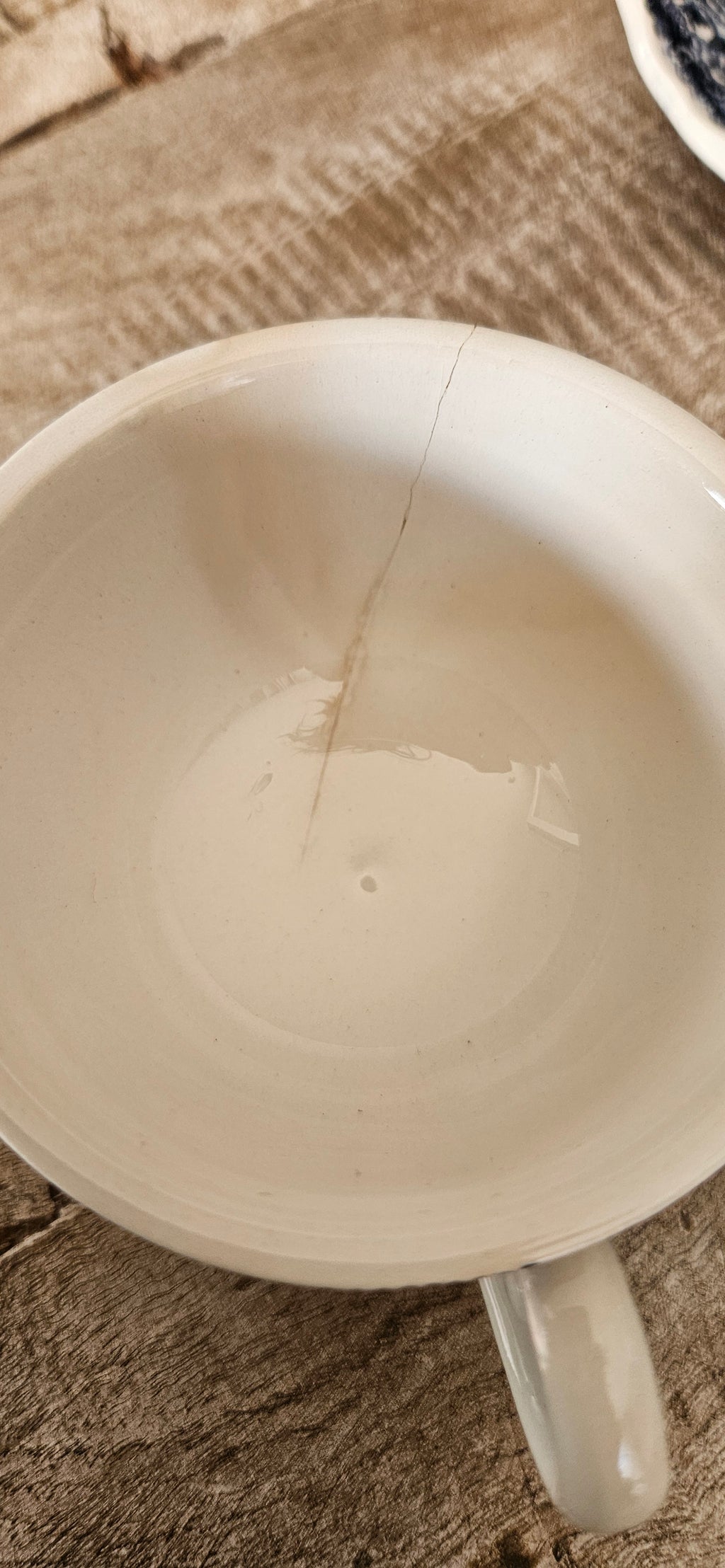 Lot de 9 tasses anciennes et 10 soucoupes en faïence fine probablement Lunéville – décor bleu et blanc