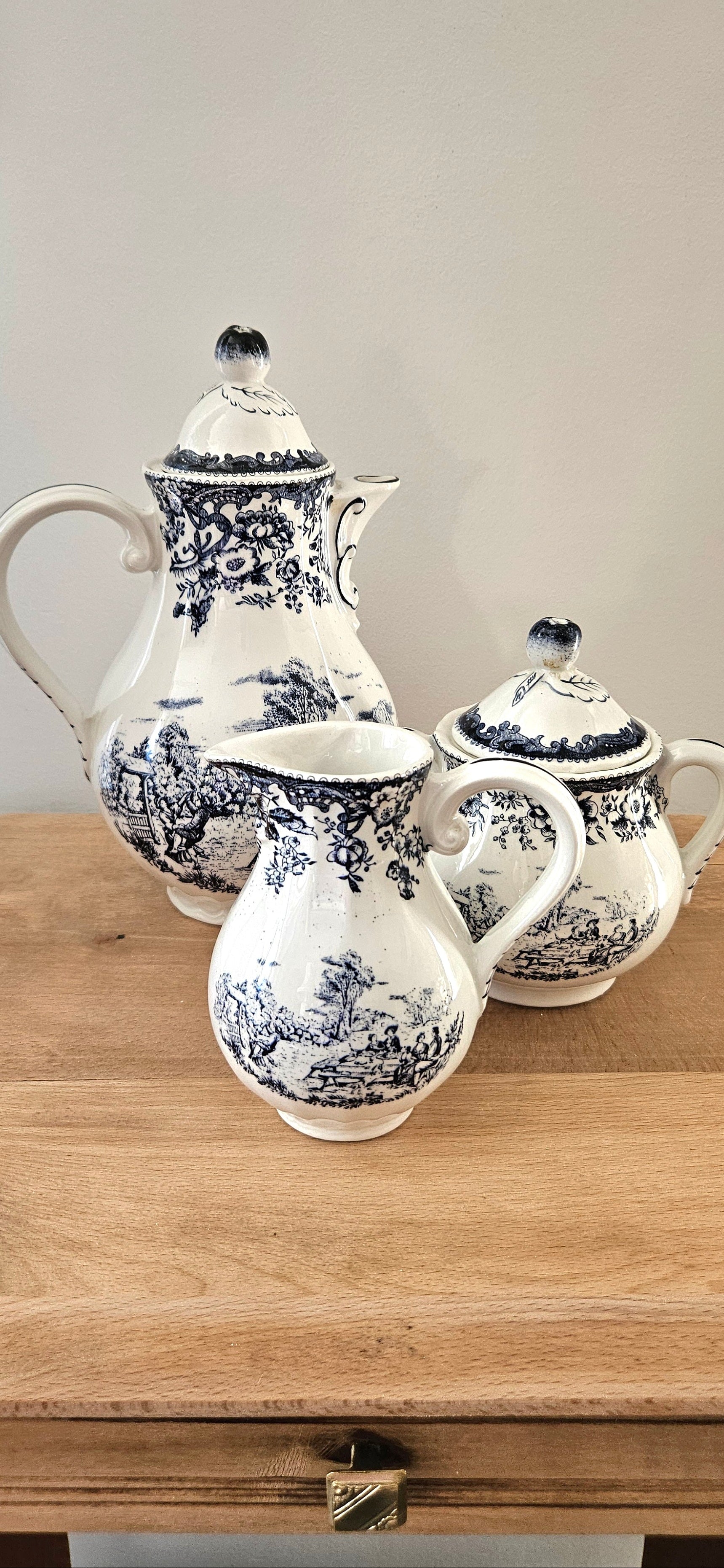 Service ancien café en faïence fine imprimée bleu et blanc – cafetière, pot à lait et sucrier – esprit campagne française