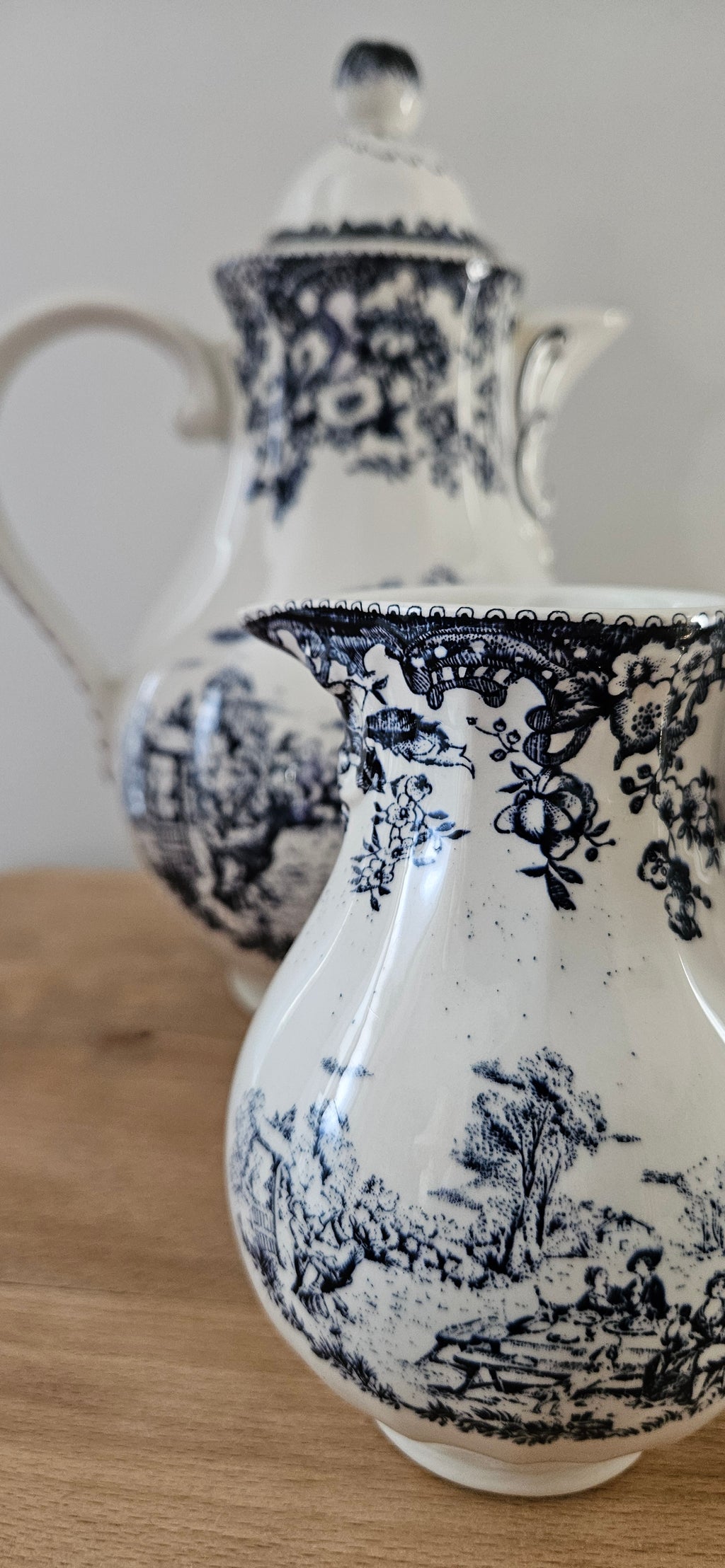 Service ancien café en faïence fine imprimée bleu et blanc – cafetière, pot à lait et sucrier – esprit campagne française