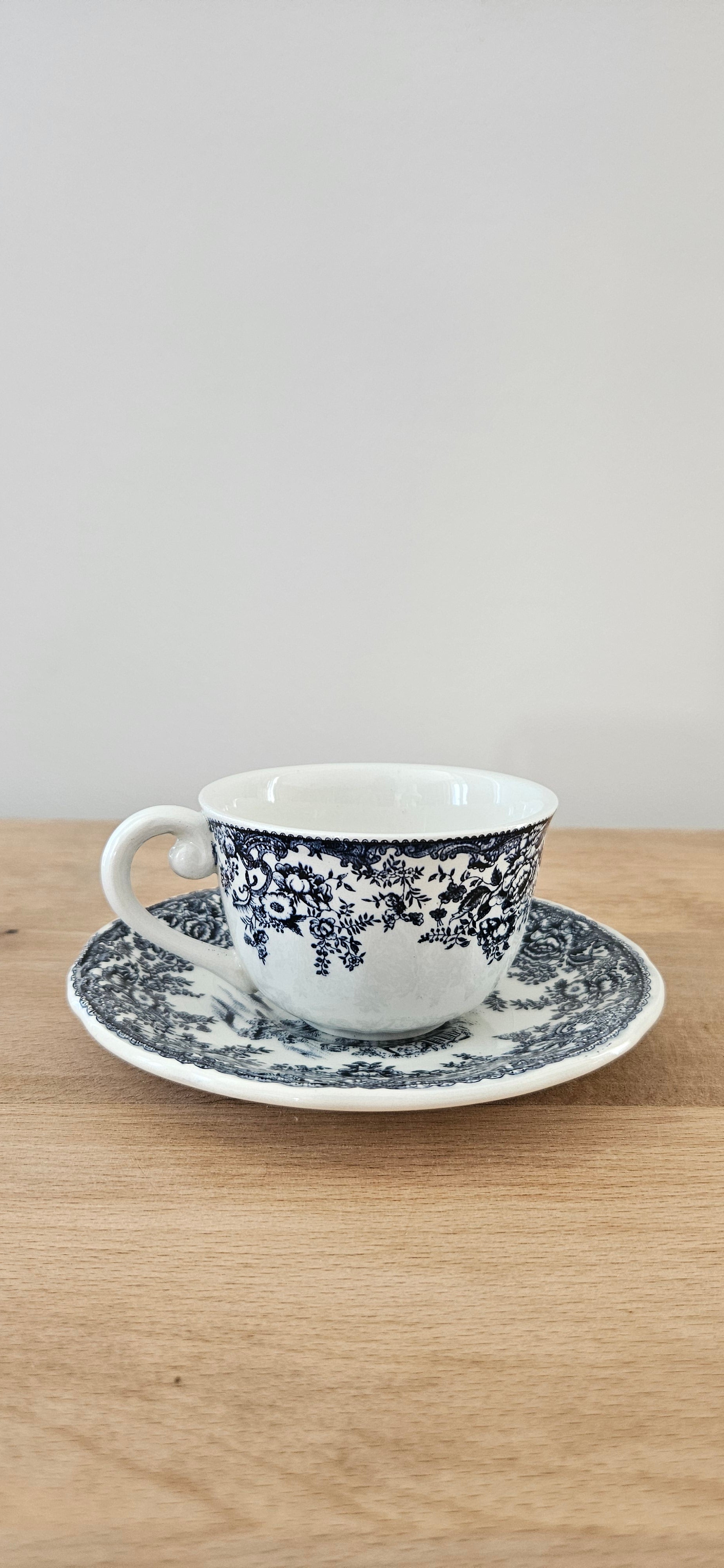 Lot de 9 tasses anciennes et 10 soucoupes en faïence fine probablement Lunéville – décor bleu et blanc