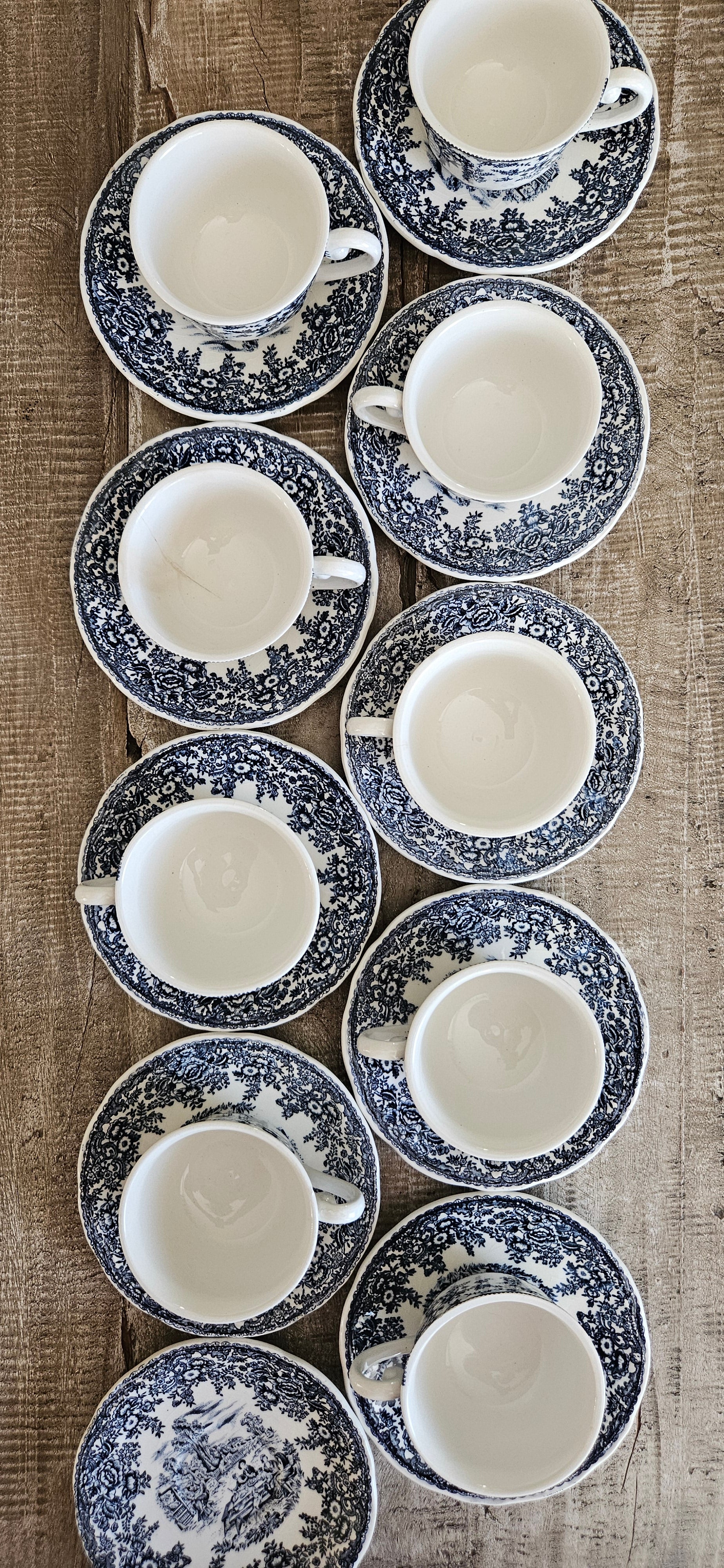 Lot de 9 tasses anciennes et 10 soucoupes en faïence fine probablement Lunéville – décor bleu et blanc