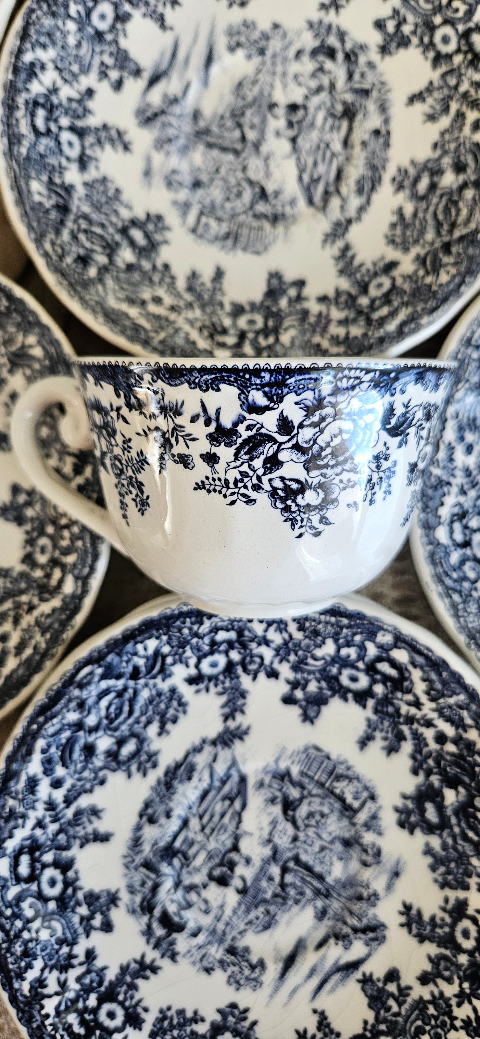 Lot de 9 tasses anciennes et 10 soucoupes en faïence fine probablement Lunéville – décor bleu et blanc