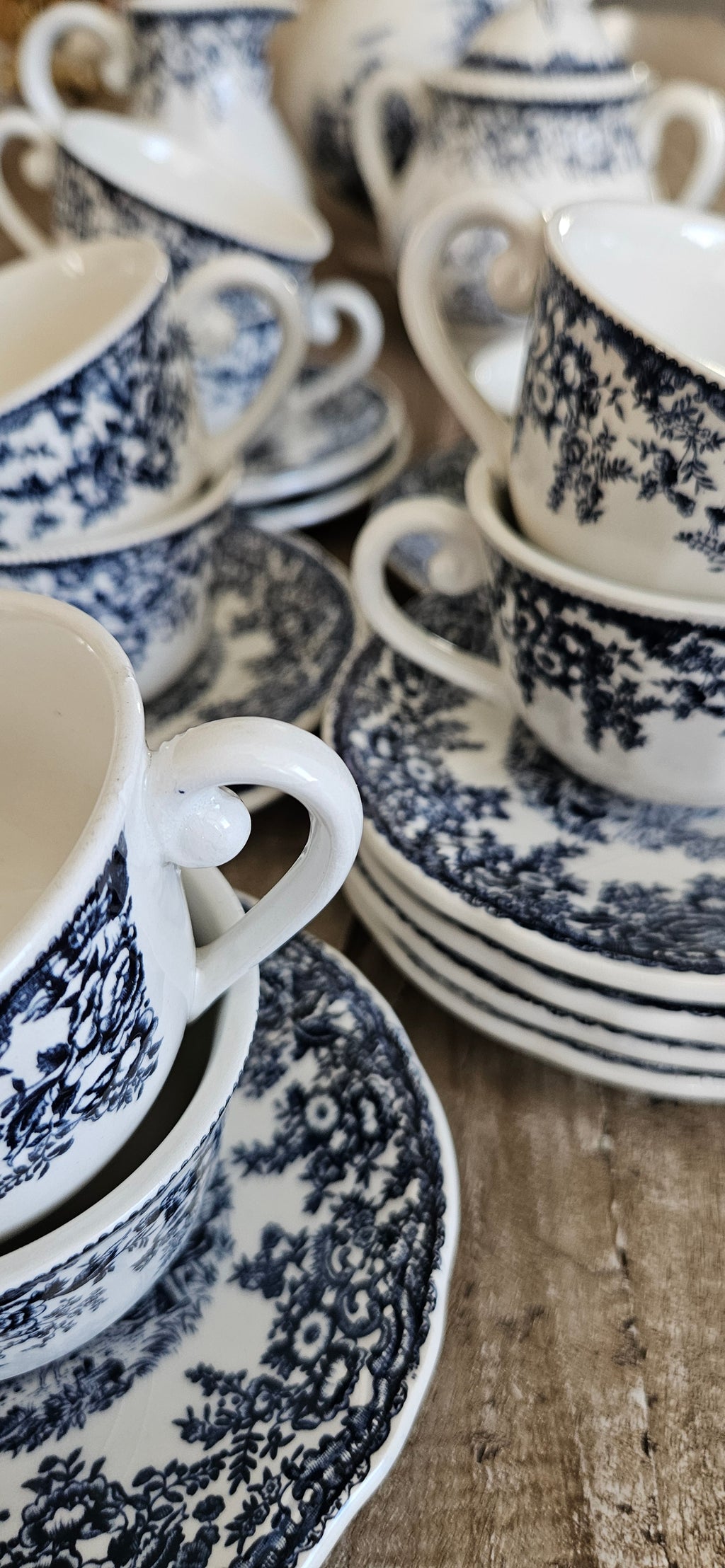 Lot de 9 tasses anciennes et 10 soucoupes en faïence fine probablement Lunéville – décor bleu et blanc