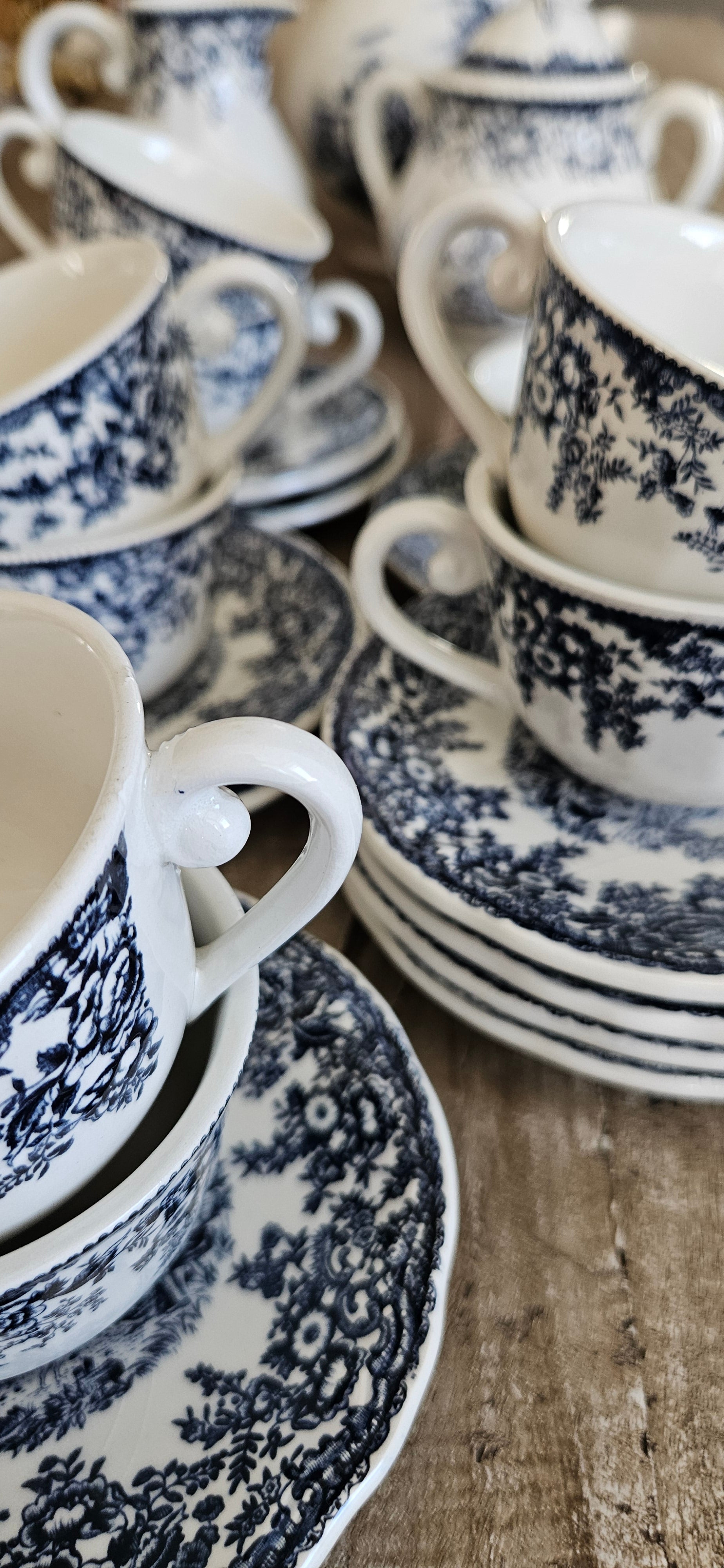 Lot de 9 tasses anciennes et 10 soucoupes en faïence fine probablement Lunéville – décor bleu et blanc