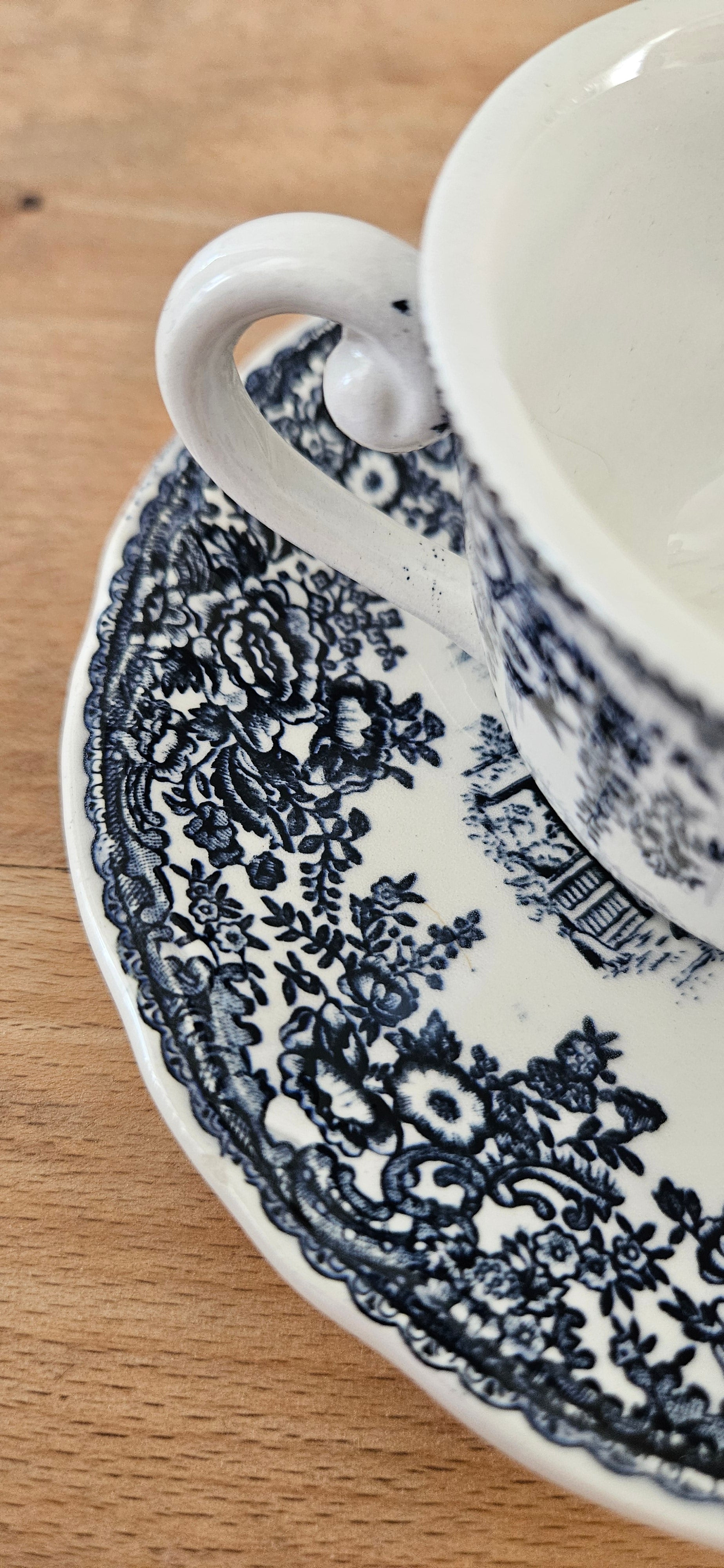 Lot de 9 tasses anciennes et 10 soucoupes en faïence fine probablement Lunéville – décor bleu et blanc