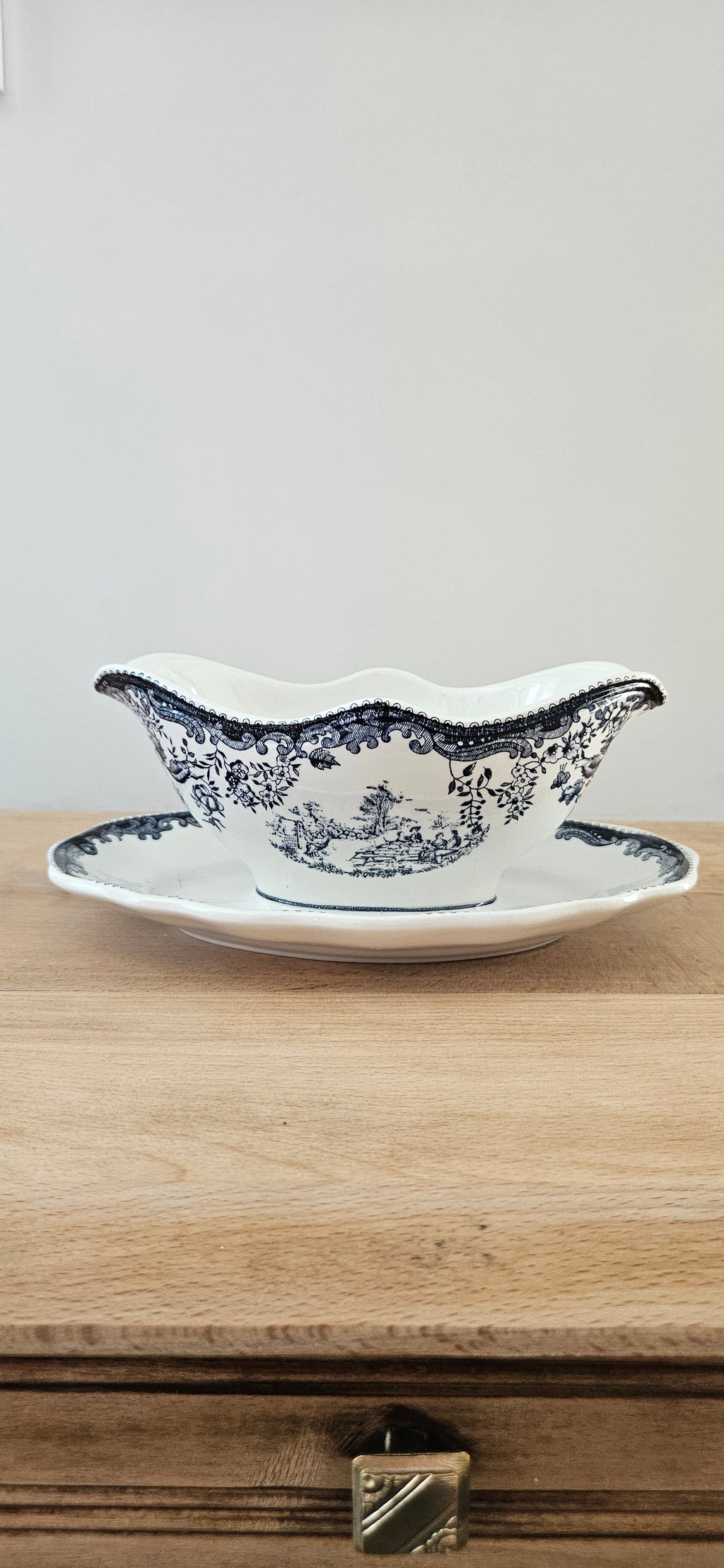 Saucière ancienne en faïence fine probablement Lunéville – décor bleu et blanc avec dormant