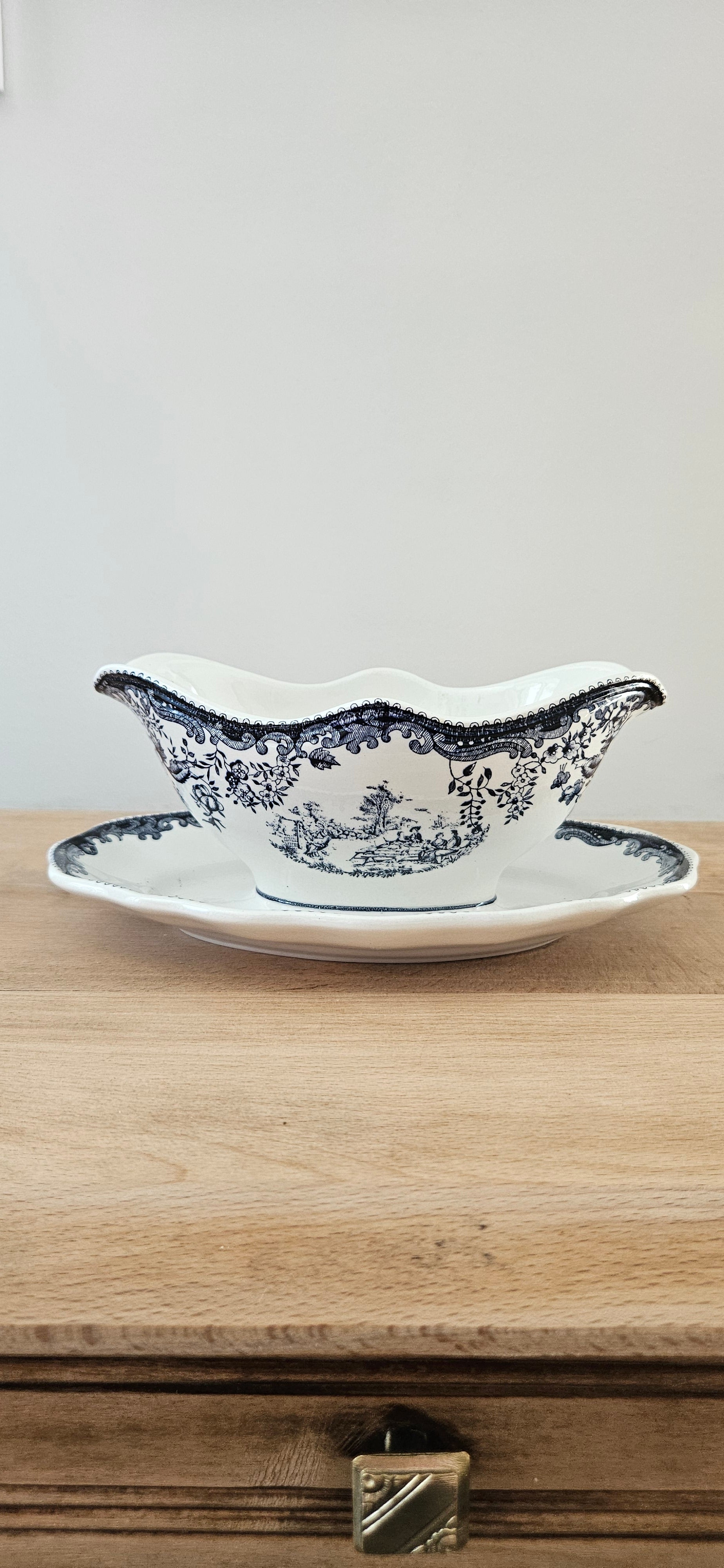 Saucière ancienne en faïence fine probablement Lunéville – décor bleu et blanc avec dormant