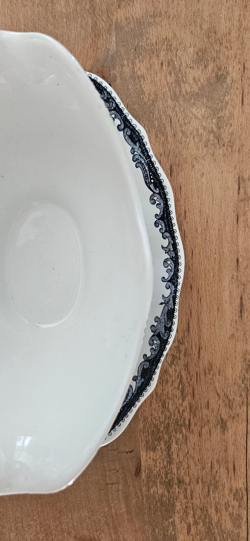 Saucière ancienne en faïence fine probablement Lunéville – décor bleu et blanc avec dormant