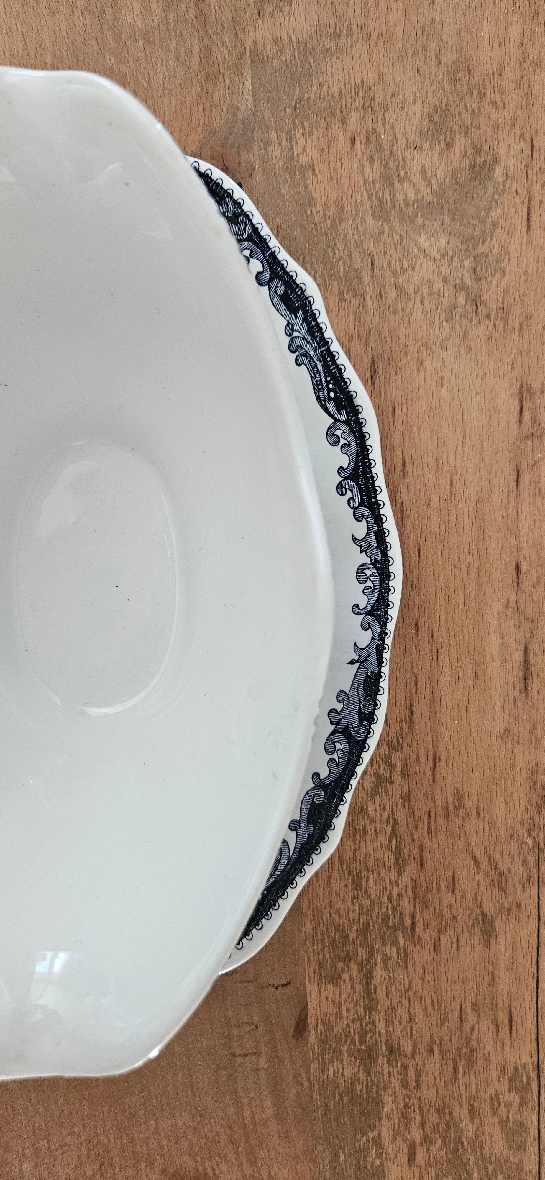 Saucière ancienne en faïence fine probablement Lunéville – décor bleu et blanc avec dormant