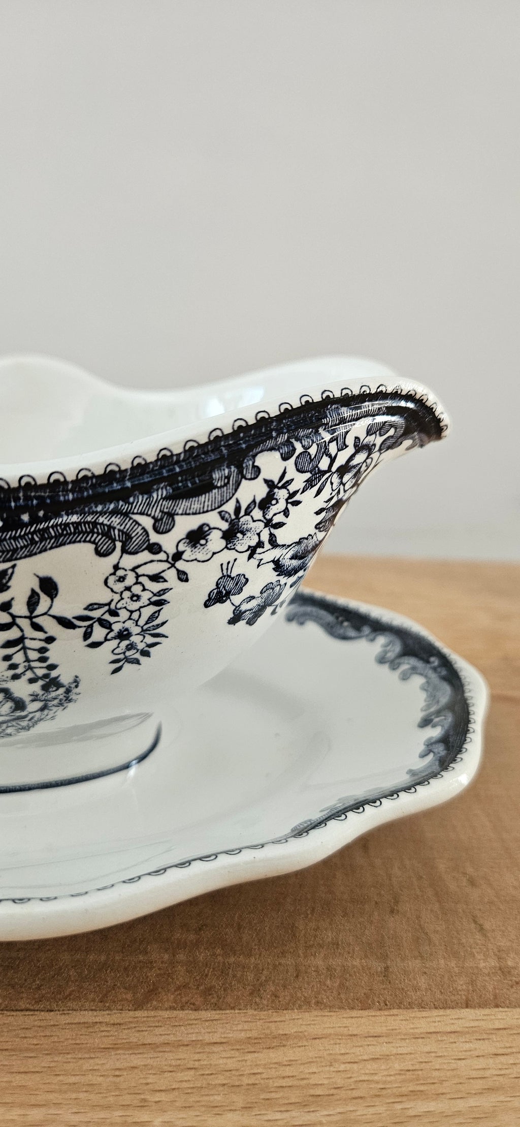 Saucière ancienne en faïence fine probablement Lunéville – décor bleu et blanc avec dormant