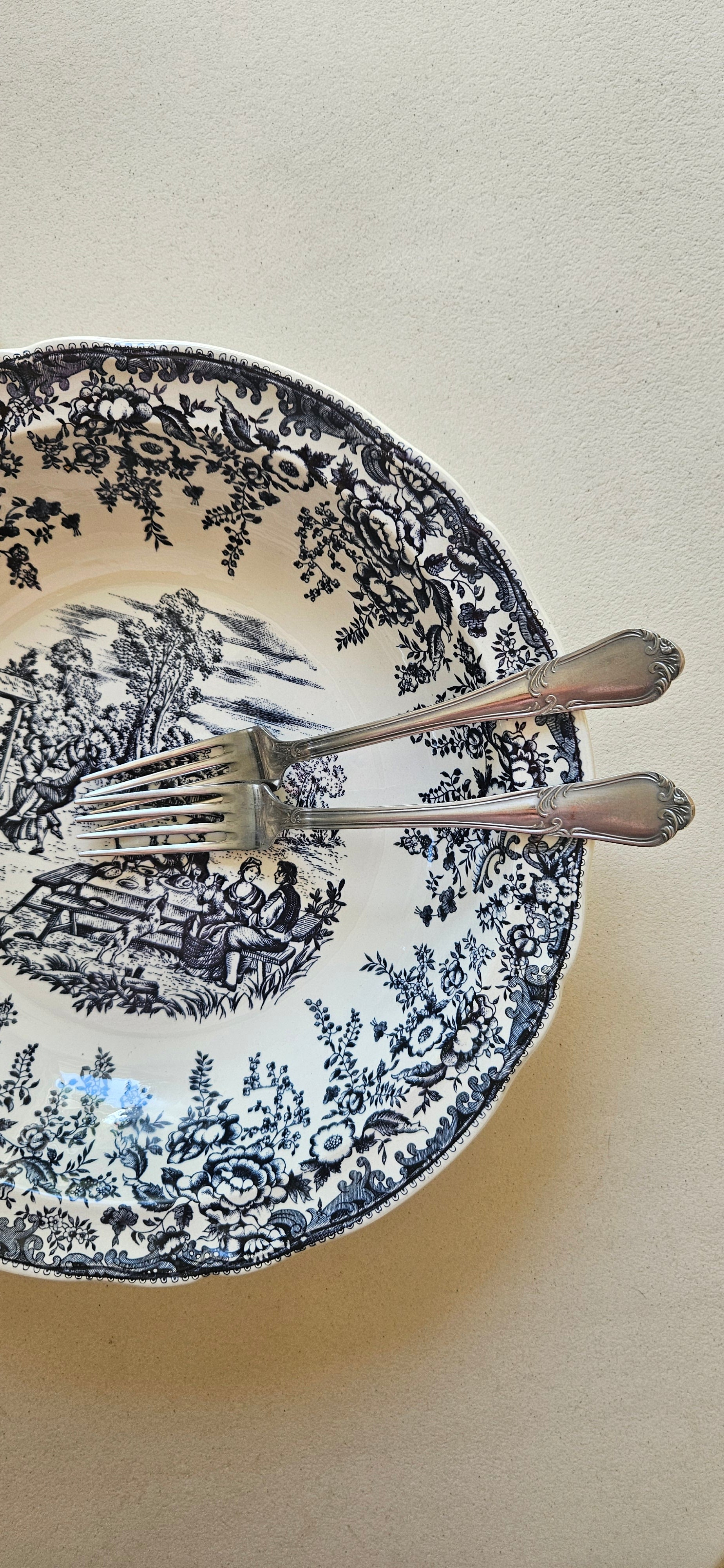 Grand plat creux ancien en faïence fine probablement Lunéville – décor bleu et blanc – 30 cm