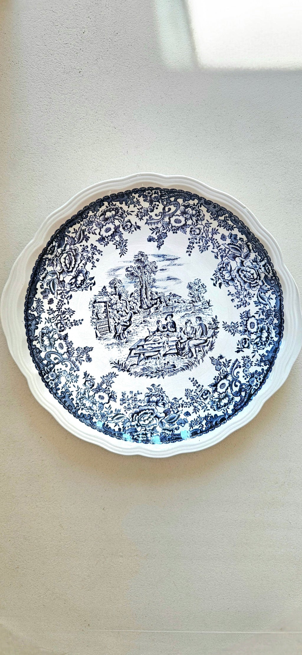 Grand plat ancien en faïence fine probablement Lunéville – décor bleu et blanc à bord chantourné