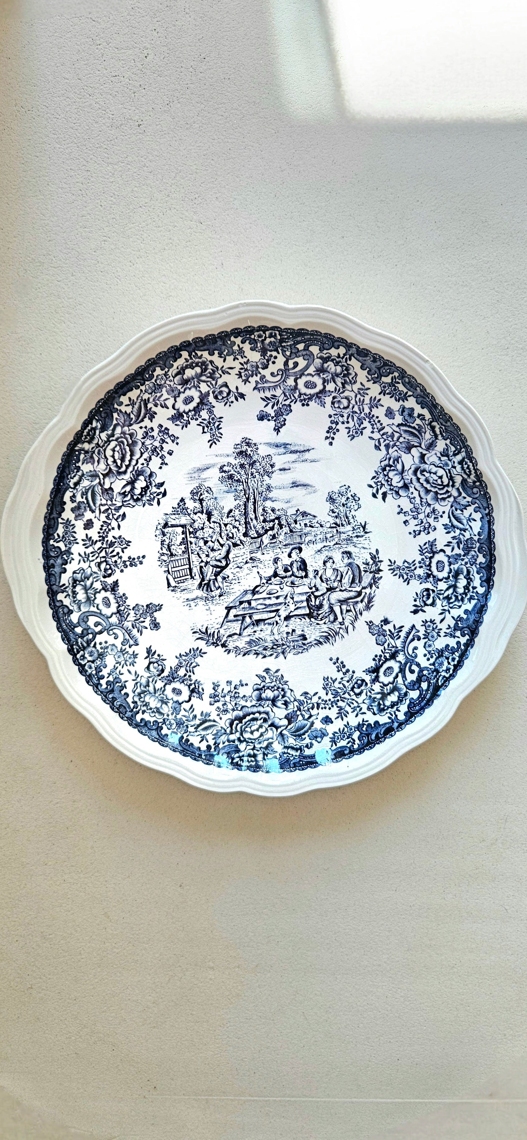 Grand plat ancien en faïence fine probablement Lunéville – décor bleu et blanc à bord chantourné