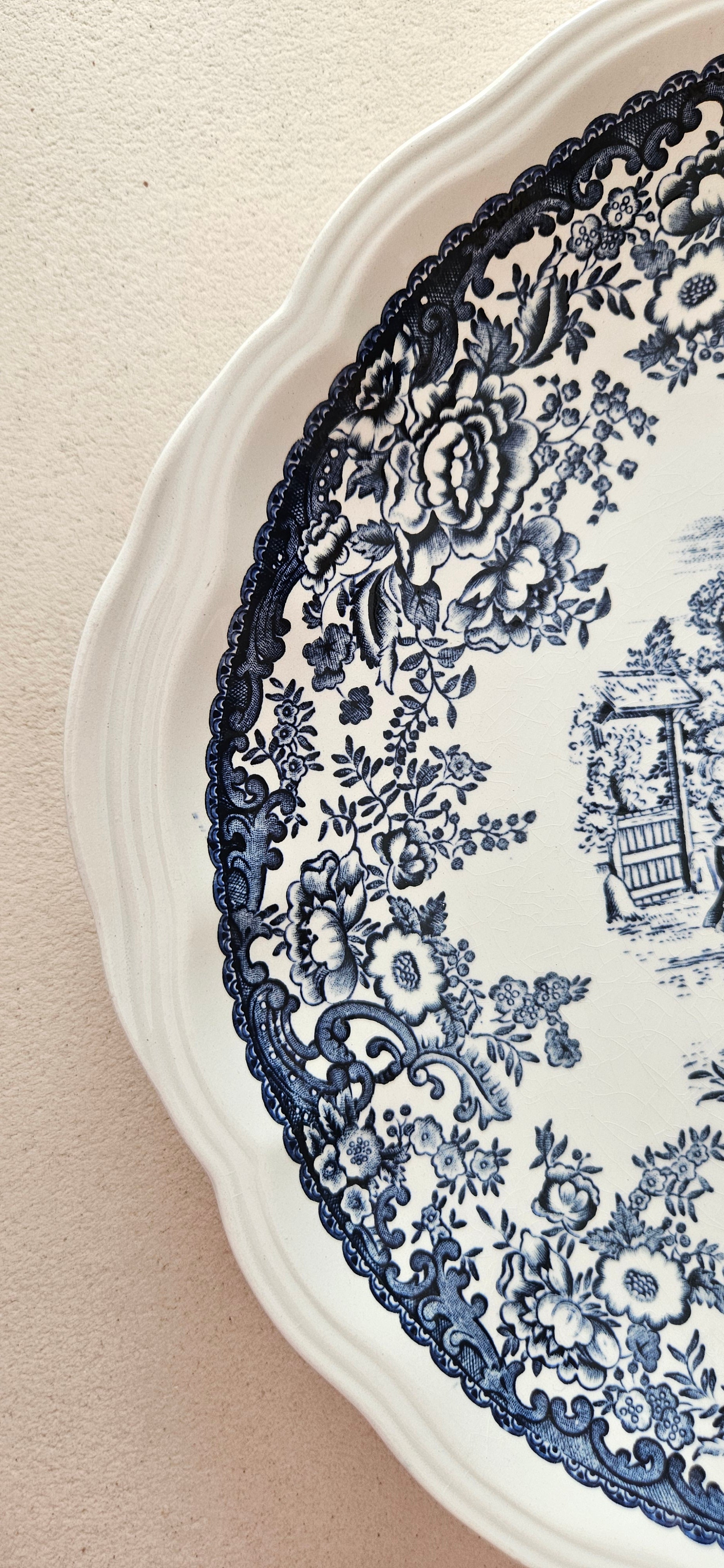 Grand plat ancien en faïence fine probablement Lunéville – décor bleu et blanc à bord chantourné