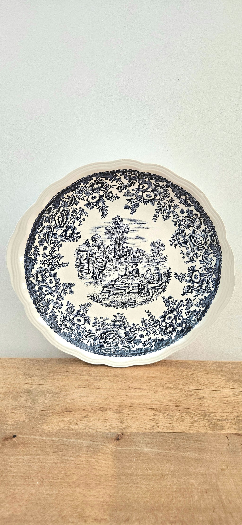 Grand plat ancien en faïence fine probablement Lunéville – décor bleu et blanc à bord chantourné
