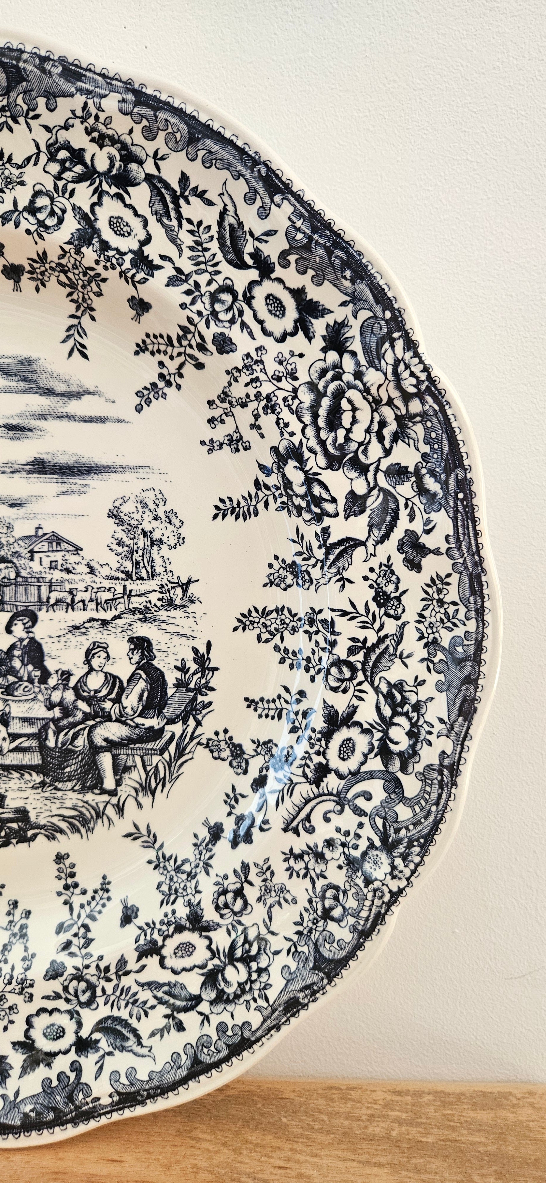 Grand plat de service rond ancien en faïence fine probablement Lunéville – décor bleu et blanc – 30 cm