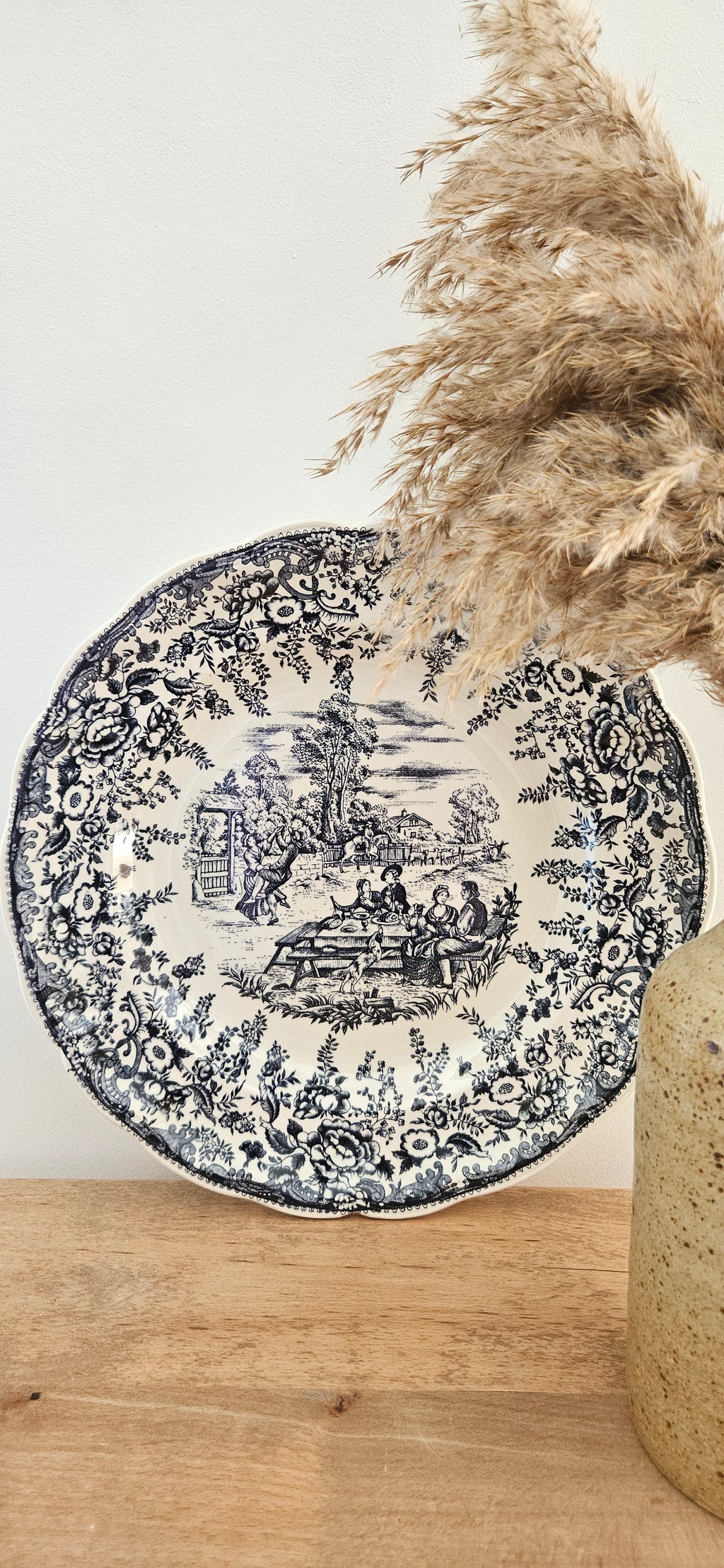 Grand plat de service rond ancien en faïence fine probablement Lunéville – décor bleu et blanc – 30 cm