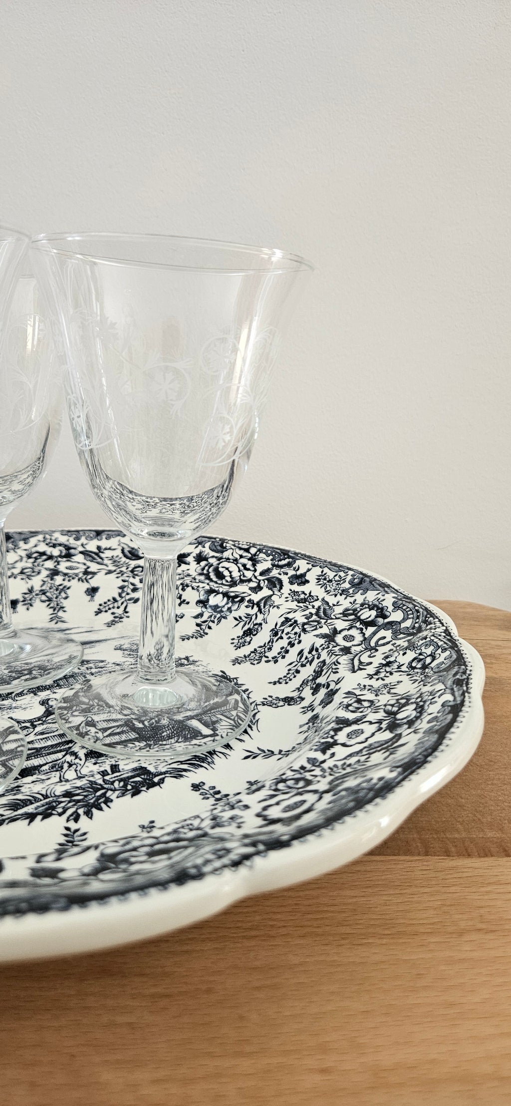 Grand plat de service rond ancien en faïence fine probablement Lunéville – décor bleu et blanc – 30 cm