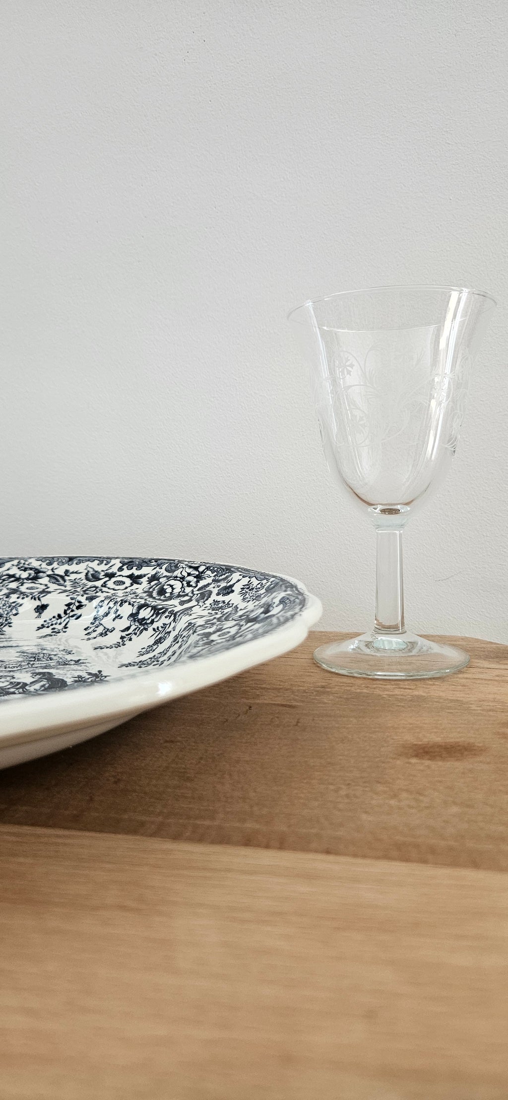 Grand plat de service rond ancien en faïence fine probablement Lunéville – décor bleu et blanc – 30 cm