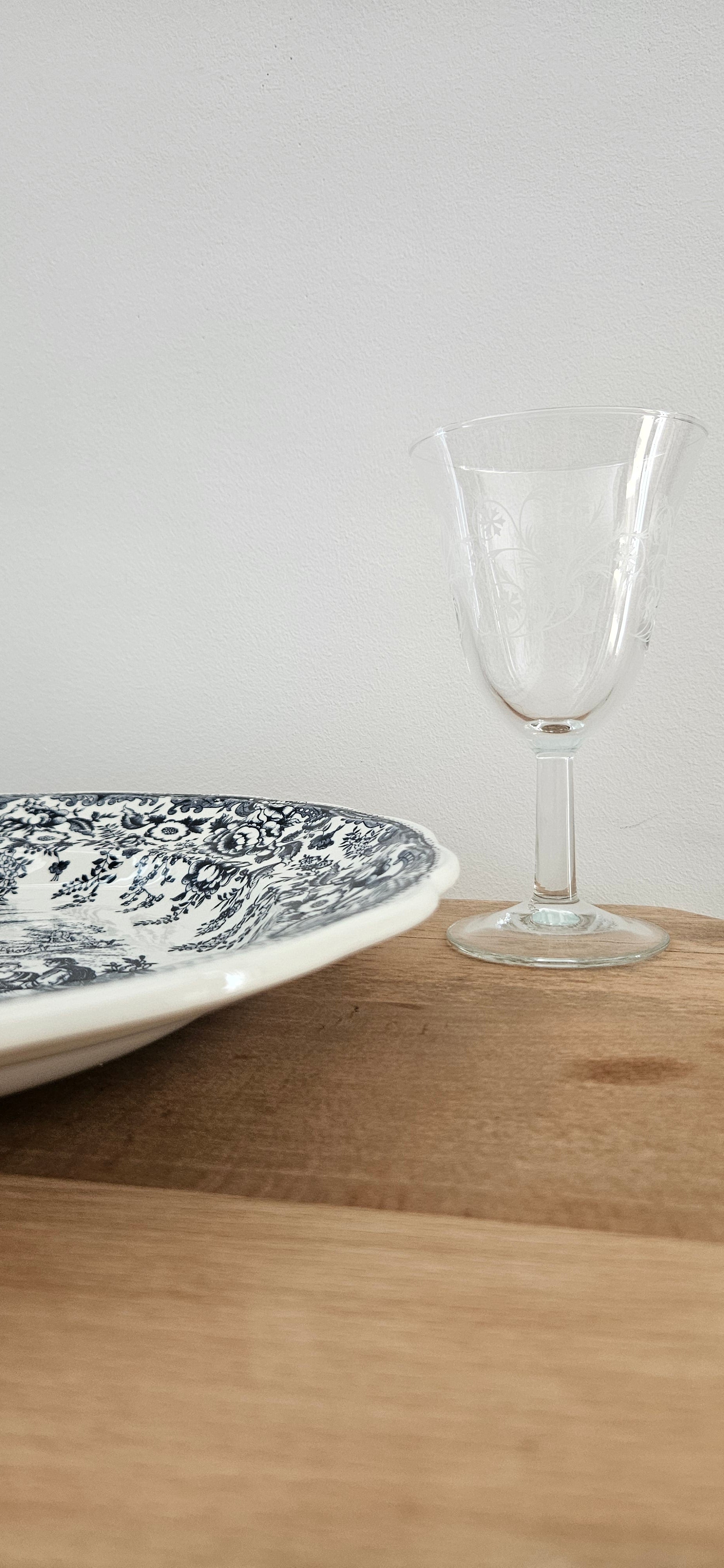 Grand plat de service rond ancien en faïence fine probablement Lunéville – décor bleu et blanc – 30 cm