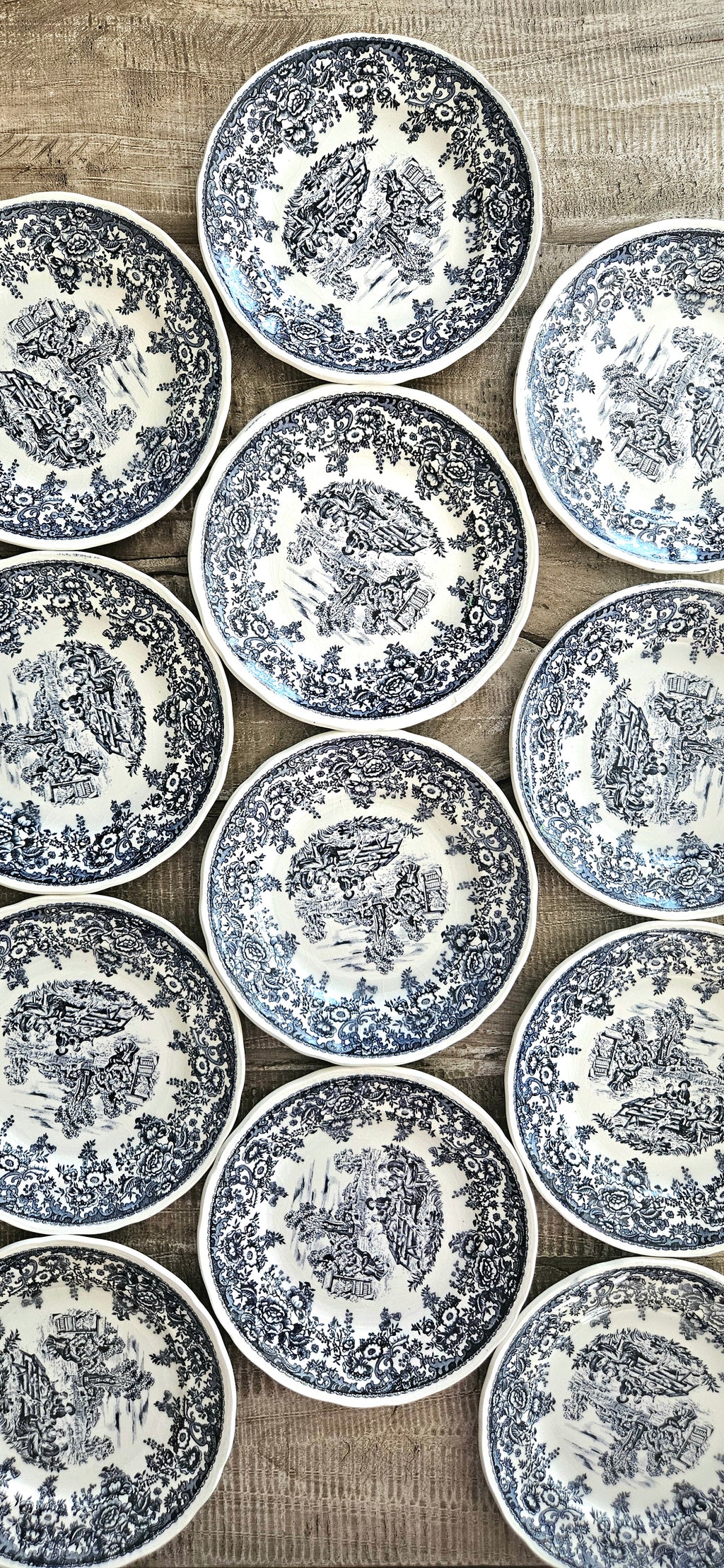 Lot de 12 assiettes à dessert anciennes en faïence fine probablement Lunéville – décor bleu et blanc
