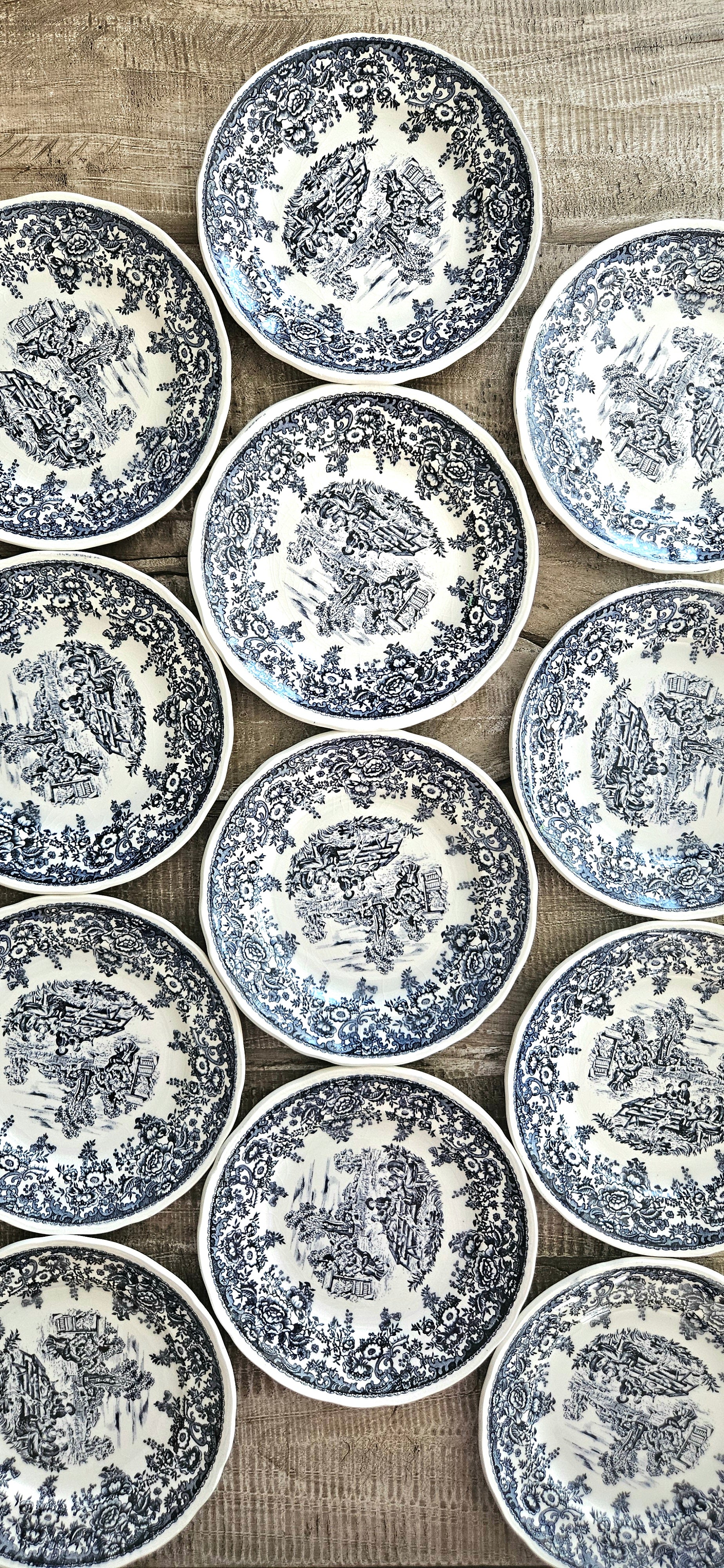 Lot de 12 assiettes à dessert anciennes en faïence fine probablement Lunéville – décor bleu et blanc