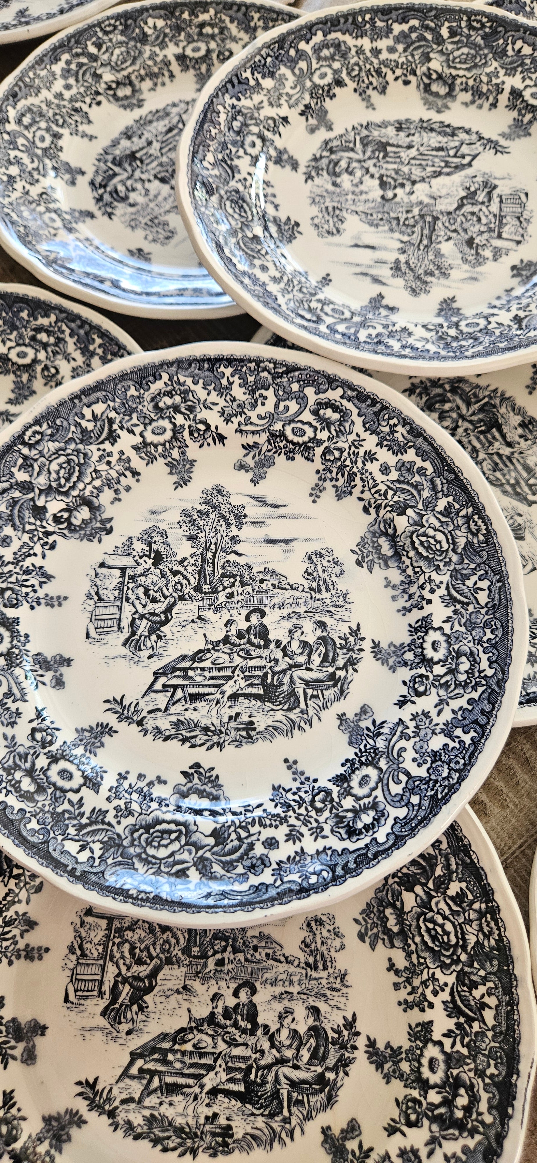 Lot de 12 assiettes à dessert anciennes en faïence fine probablement Lunéville – décor bleu et blanc