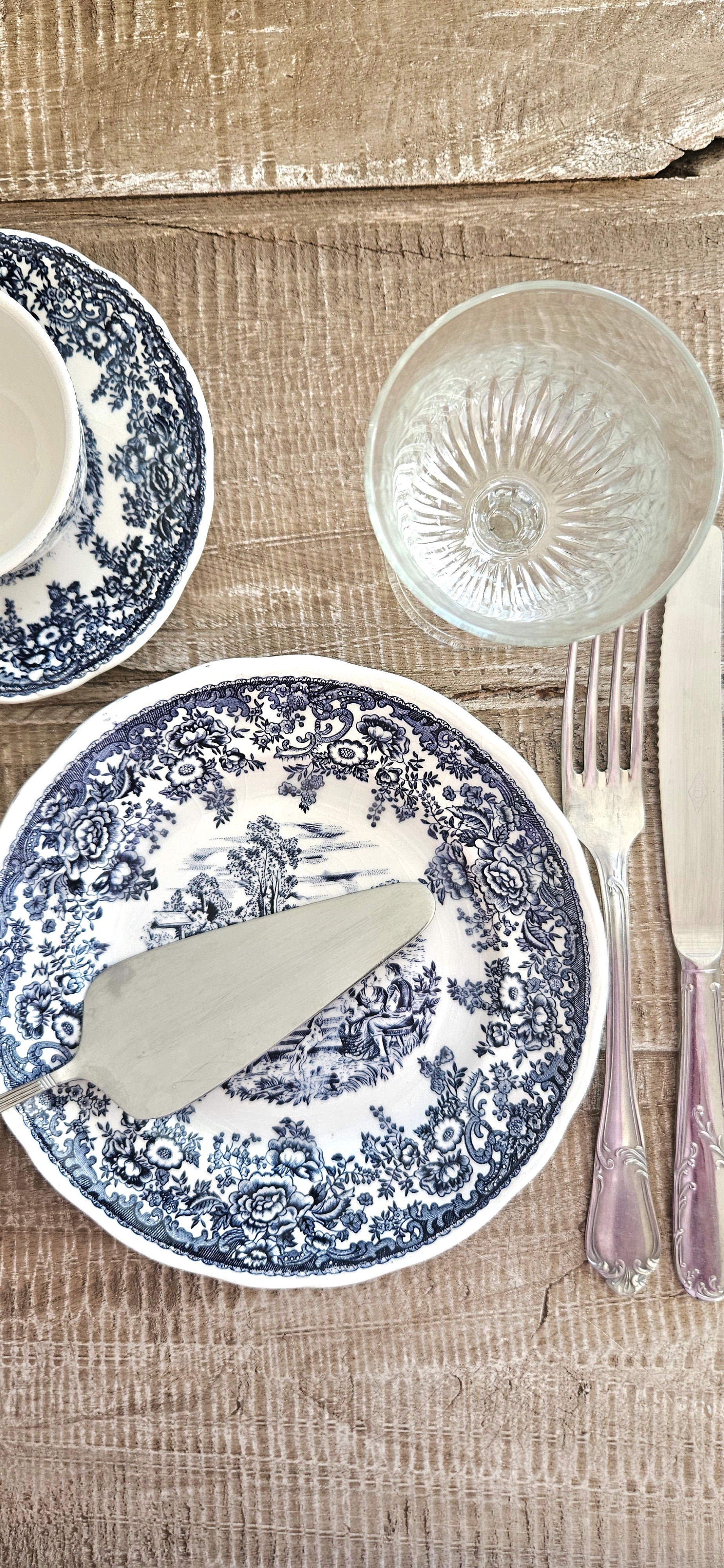 Lot de 12 assiettes à dessert anciennes en faïence fine probablement Lunéville – décor bleu et blanc