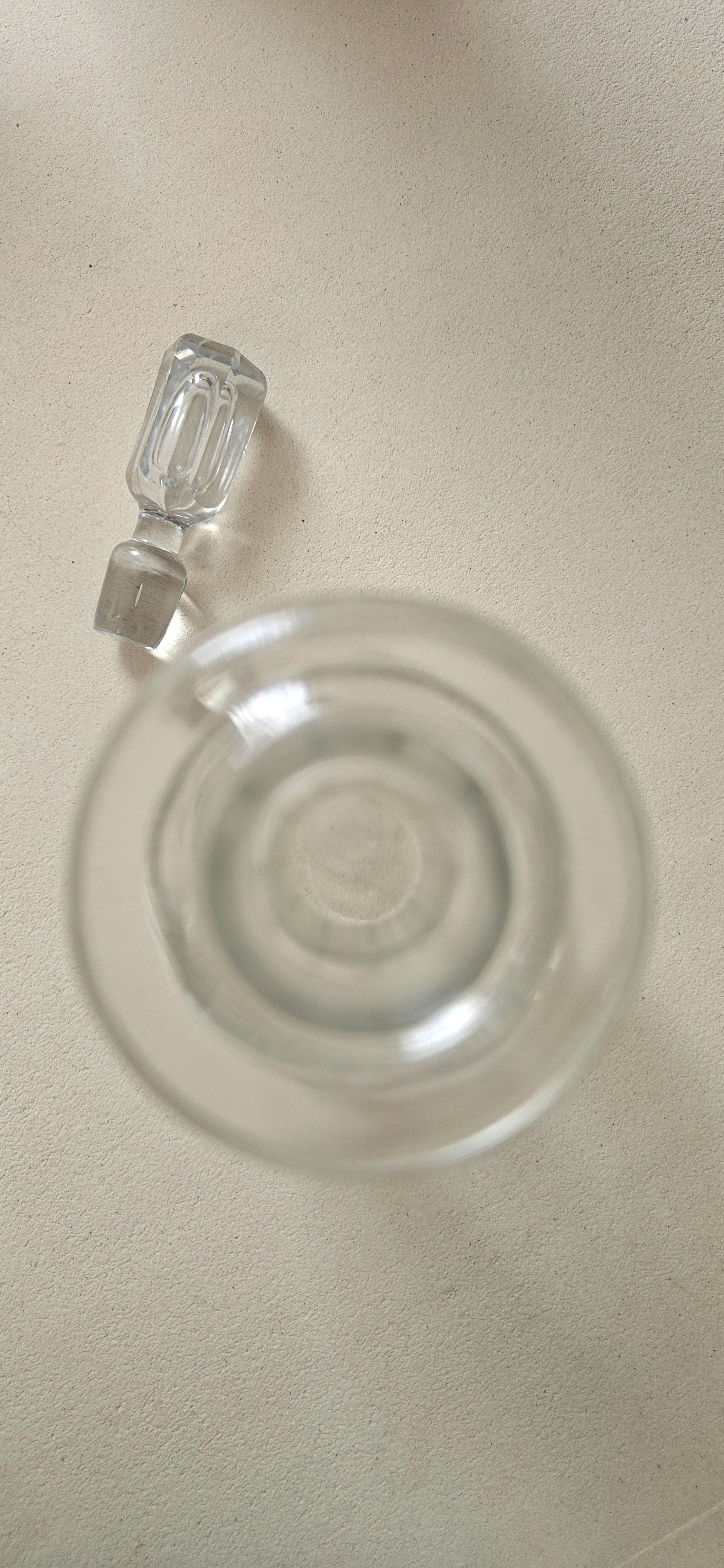 Carafe vintage en verre taillé avec bouchon – Élégante carafe ancienne années 50/60