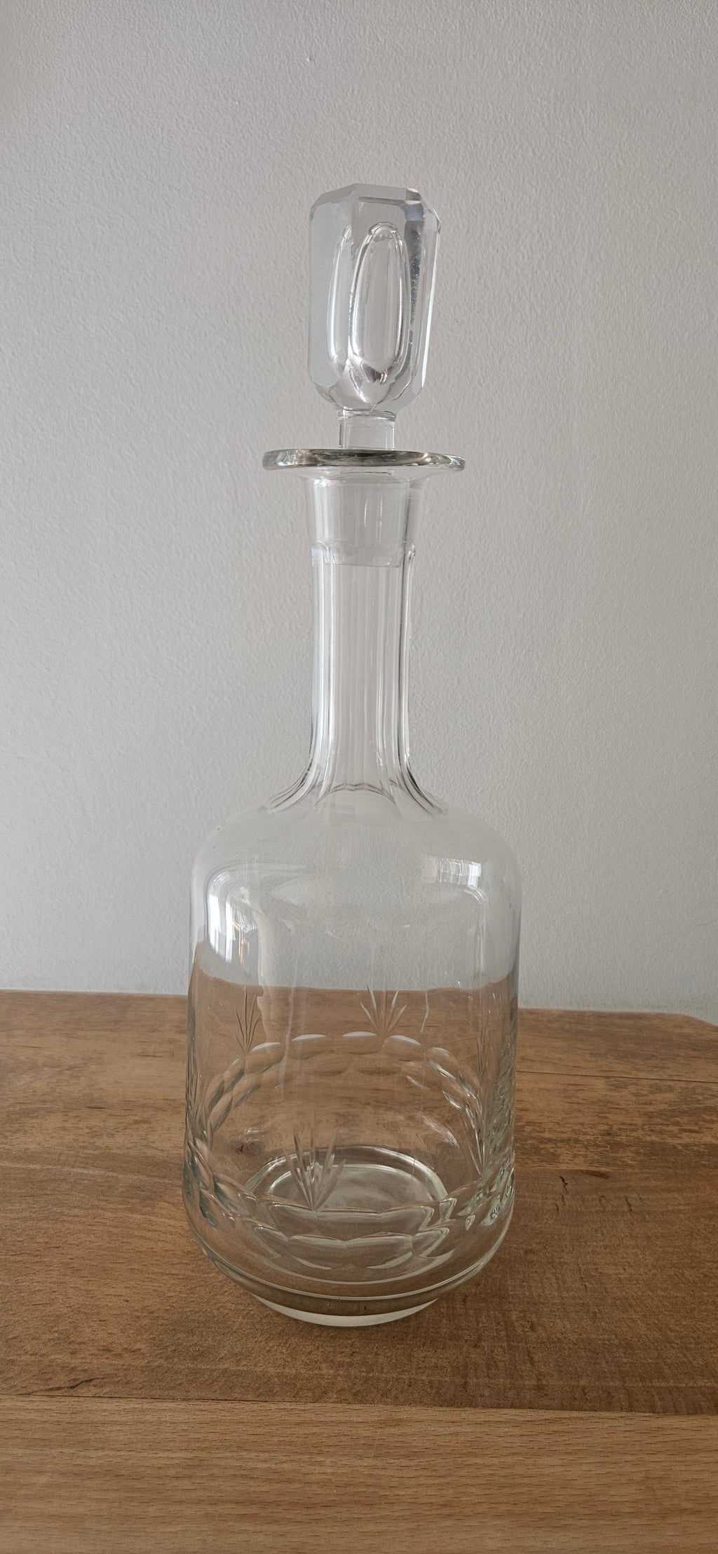 Carafe vintage en verre taillé avec bouchon – Élégante carafe ancienne années 50/60