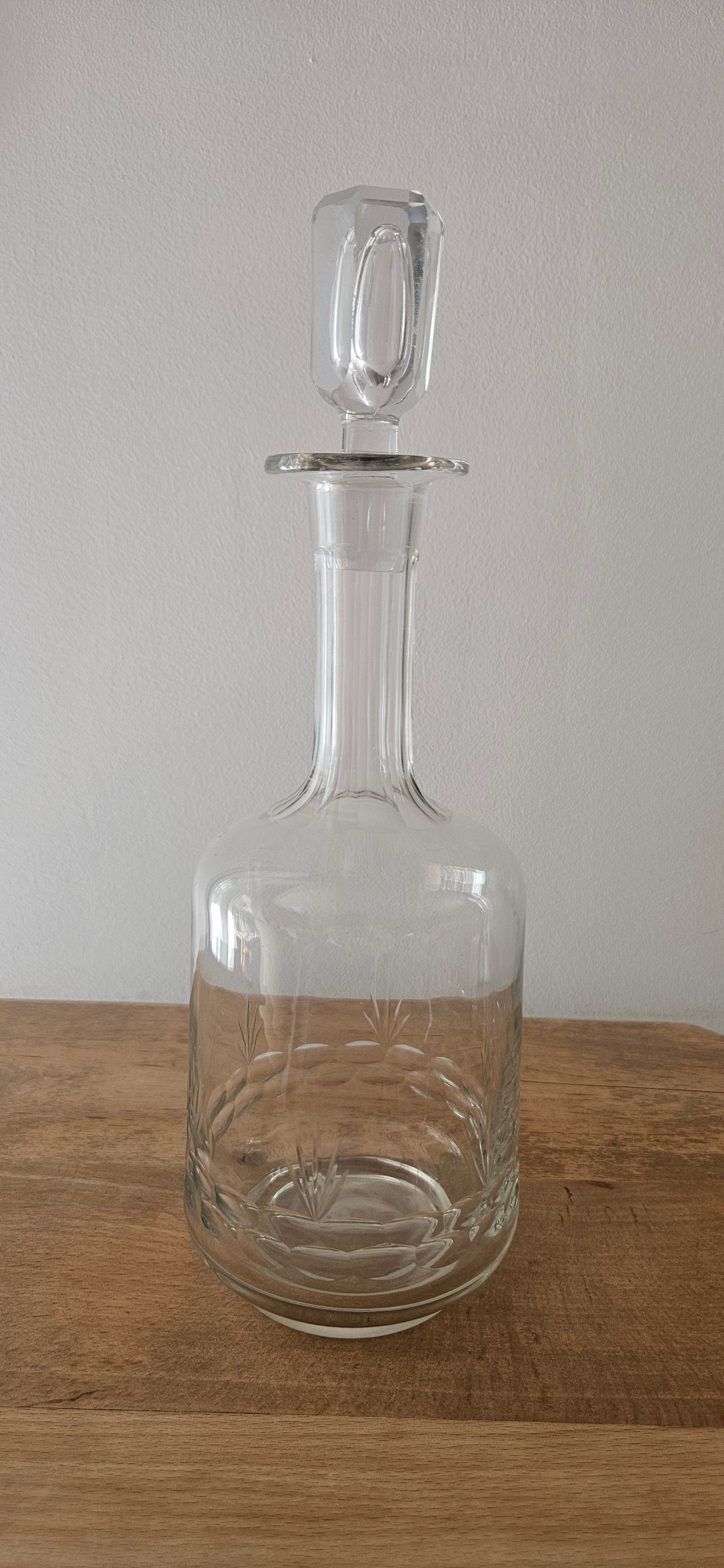 Carafe vintage en verre taillé avec bouchon – Élégante carafe ancienne années 50/60