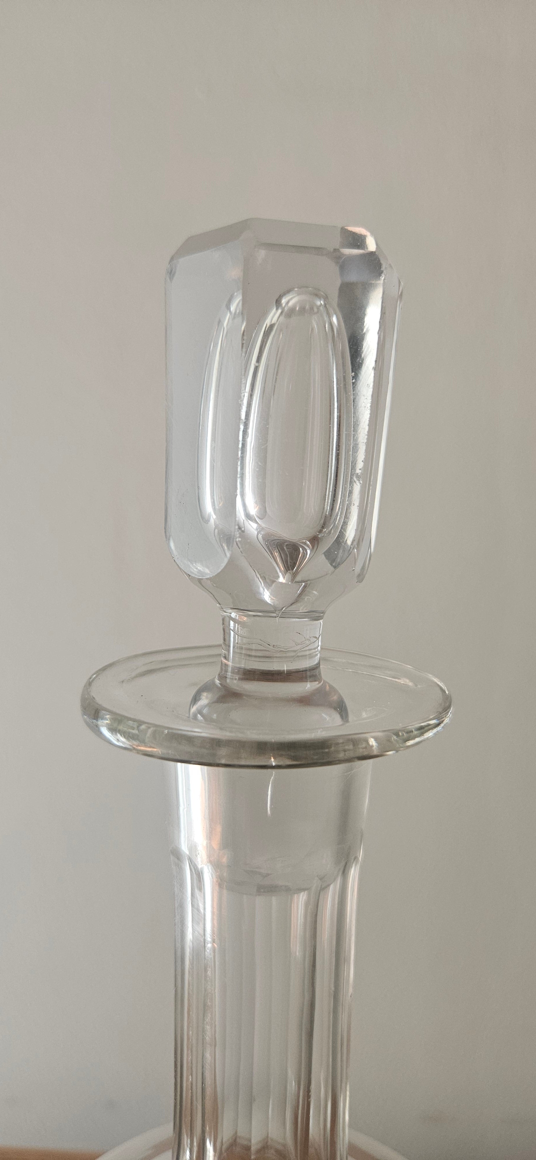 Carafe vintage en verre taillé avec bouchon – Élégante carafe ancienne années 50/60
