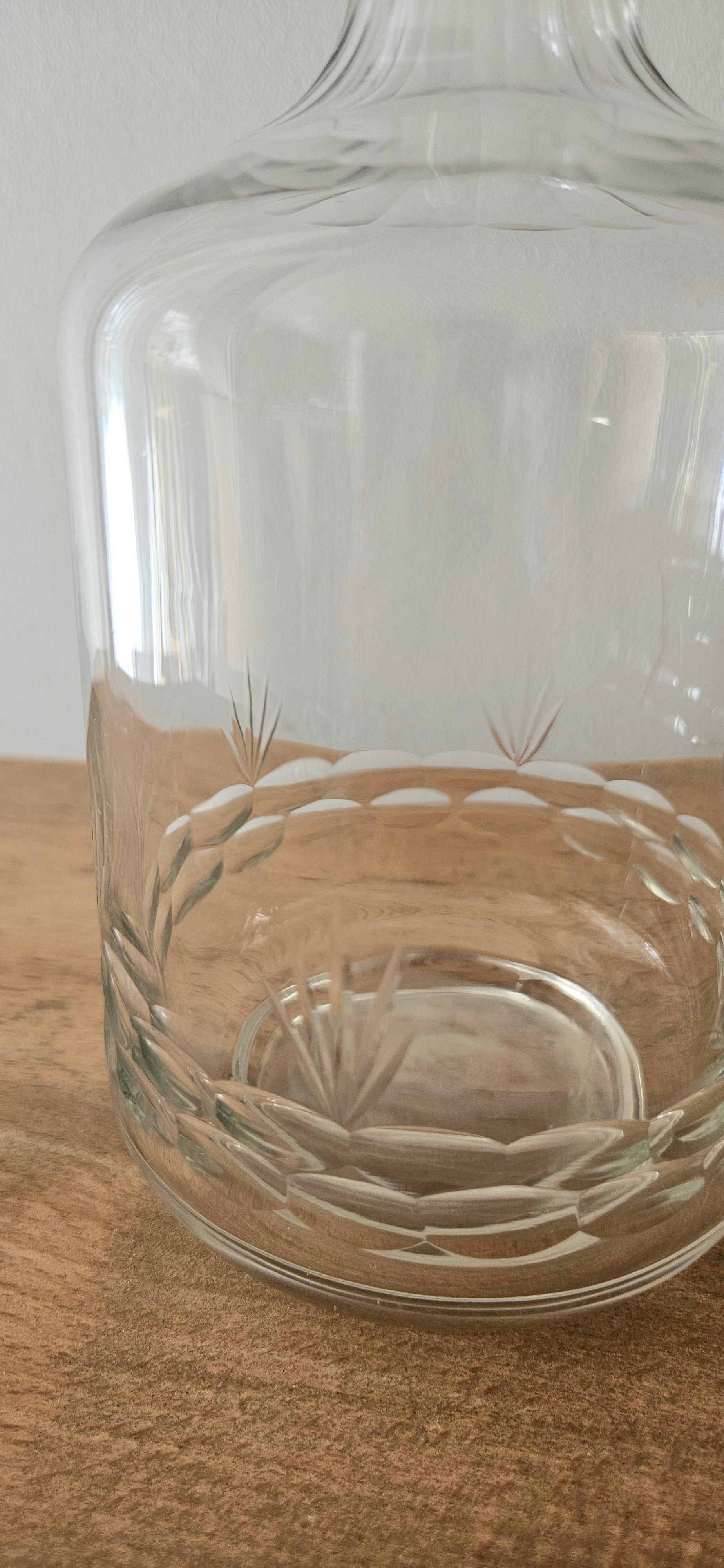 Carafe vintage en verre taillé avec bouchon – Élégante carafe ancienne années 50/60