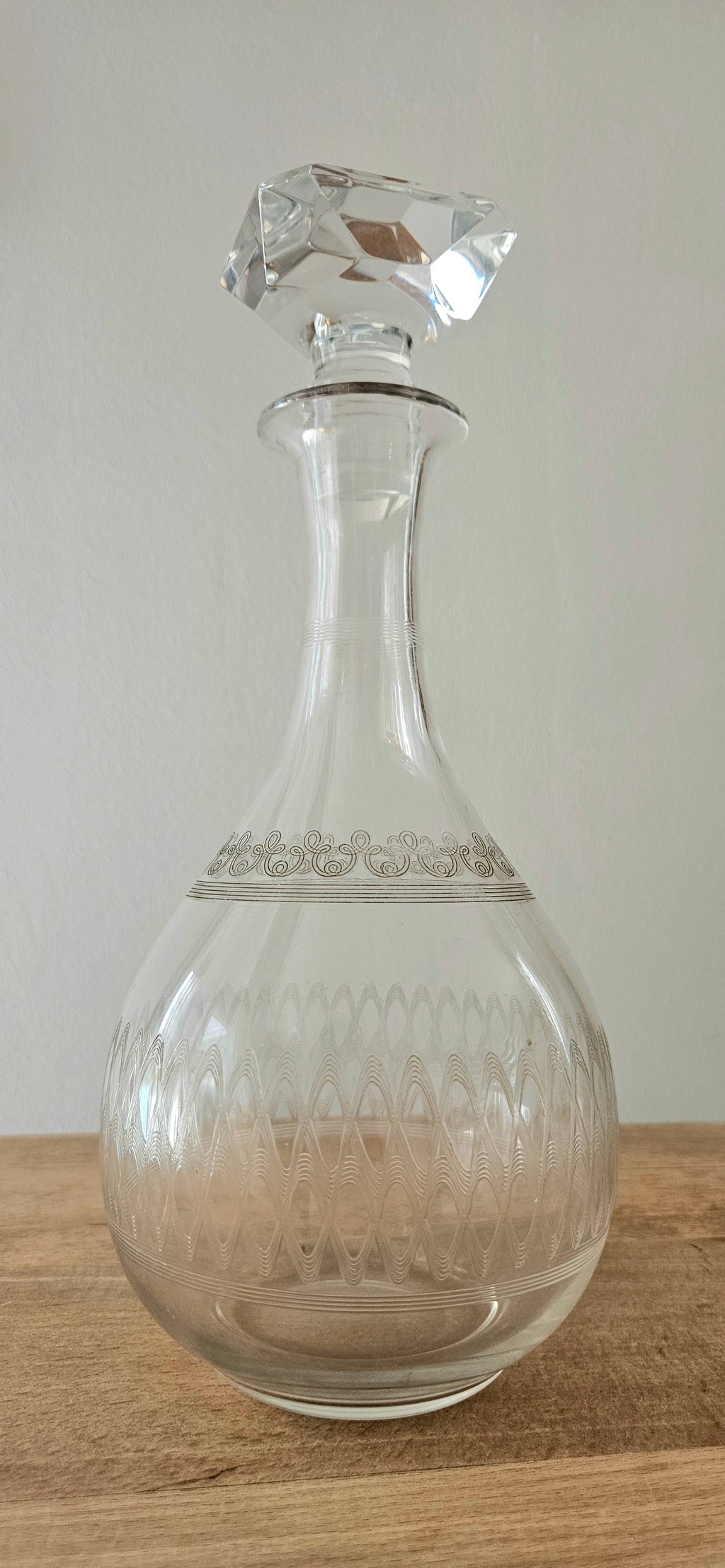 Carafe ancienne en verre gravé avec bouchon facetté