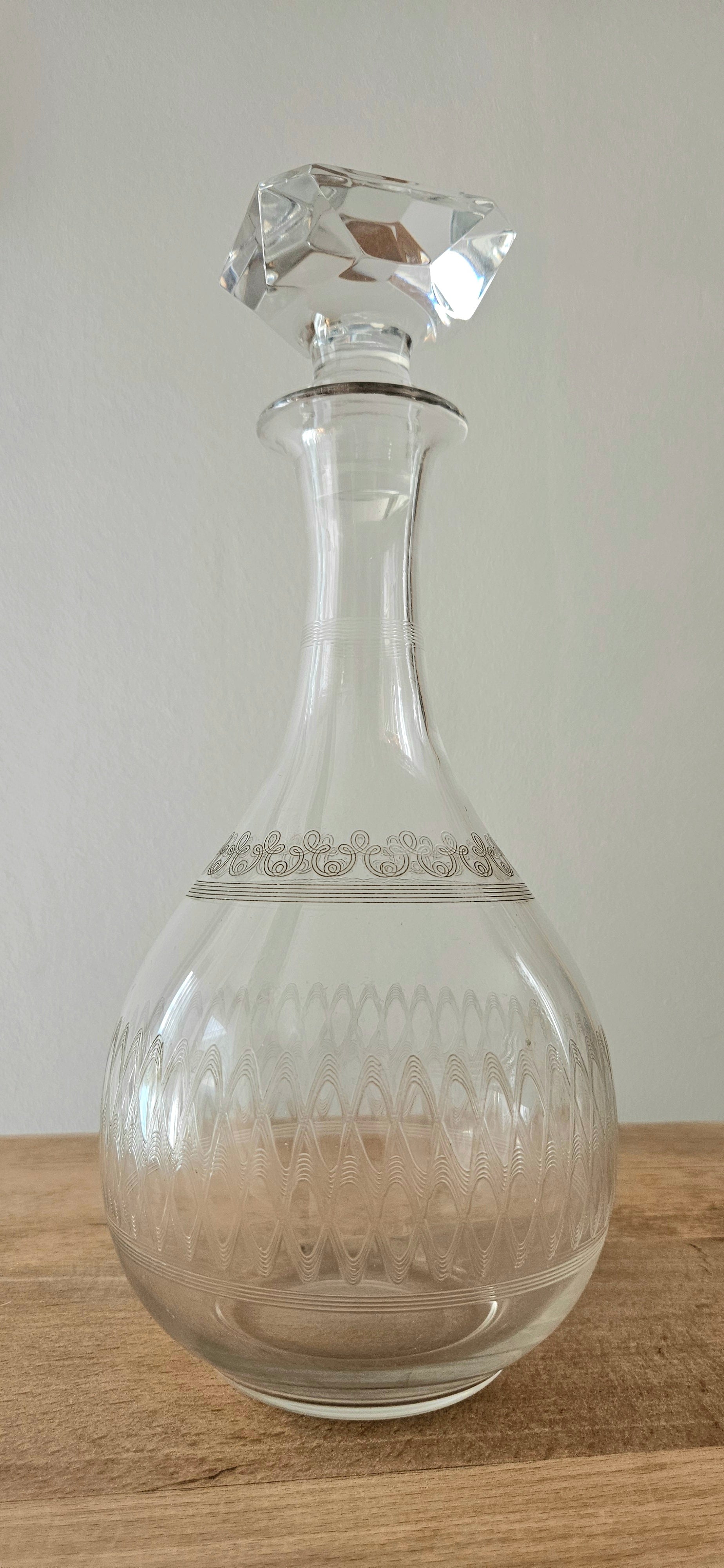 Carafe ancienne en verre gravé avec bouchon facetté