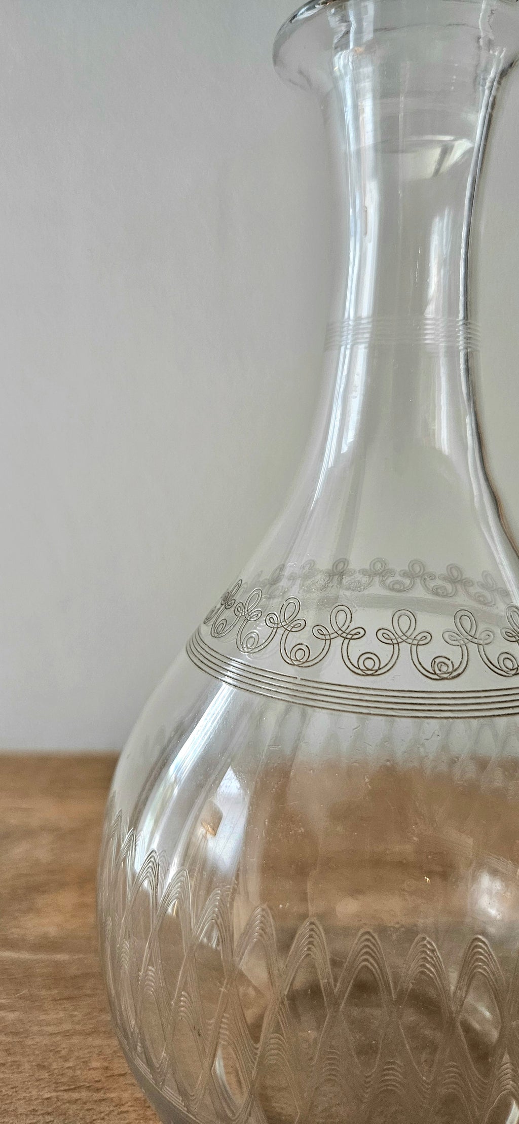 Carafe ancienne en verre gravé avec bouchon facetté