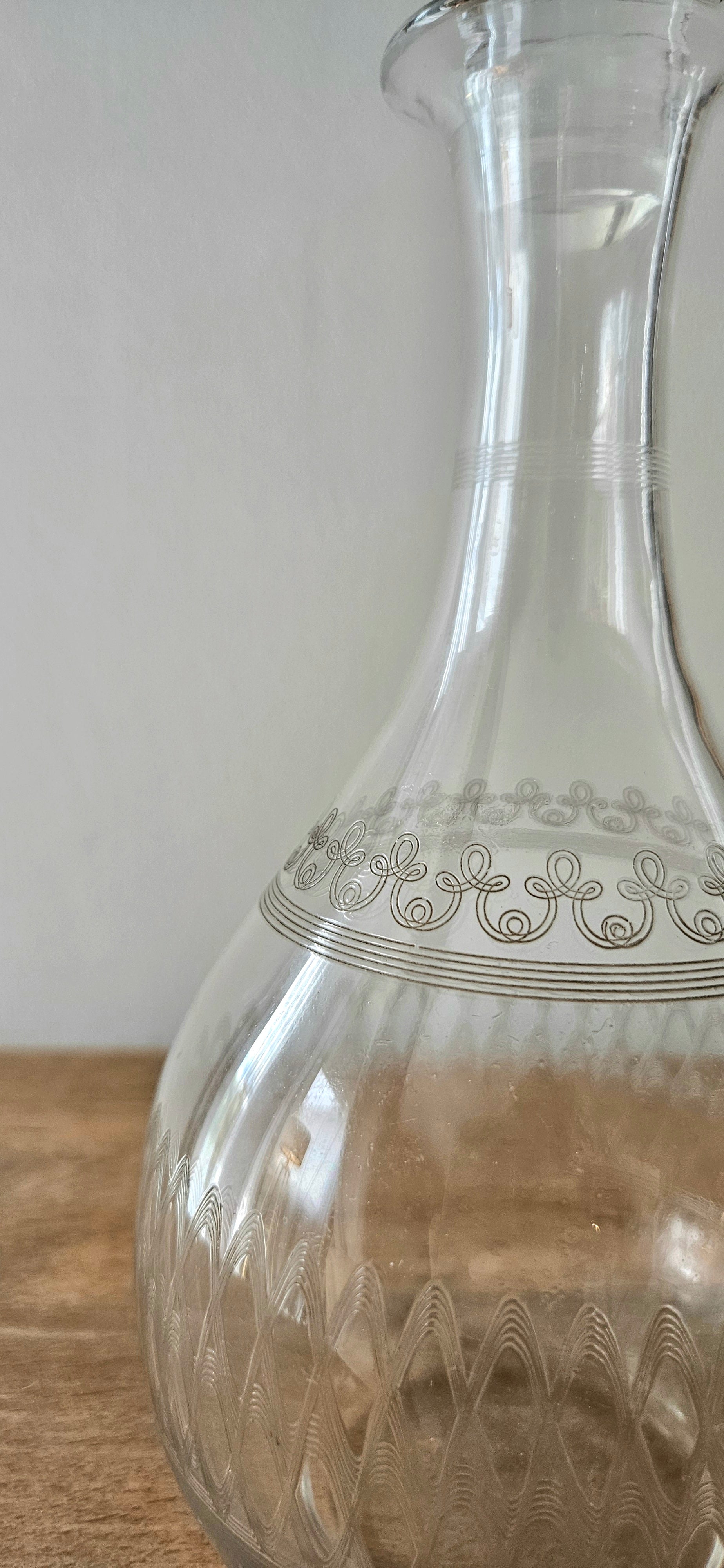 Carafe ancienne en verre gravé avec bouchon facetté