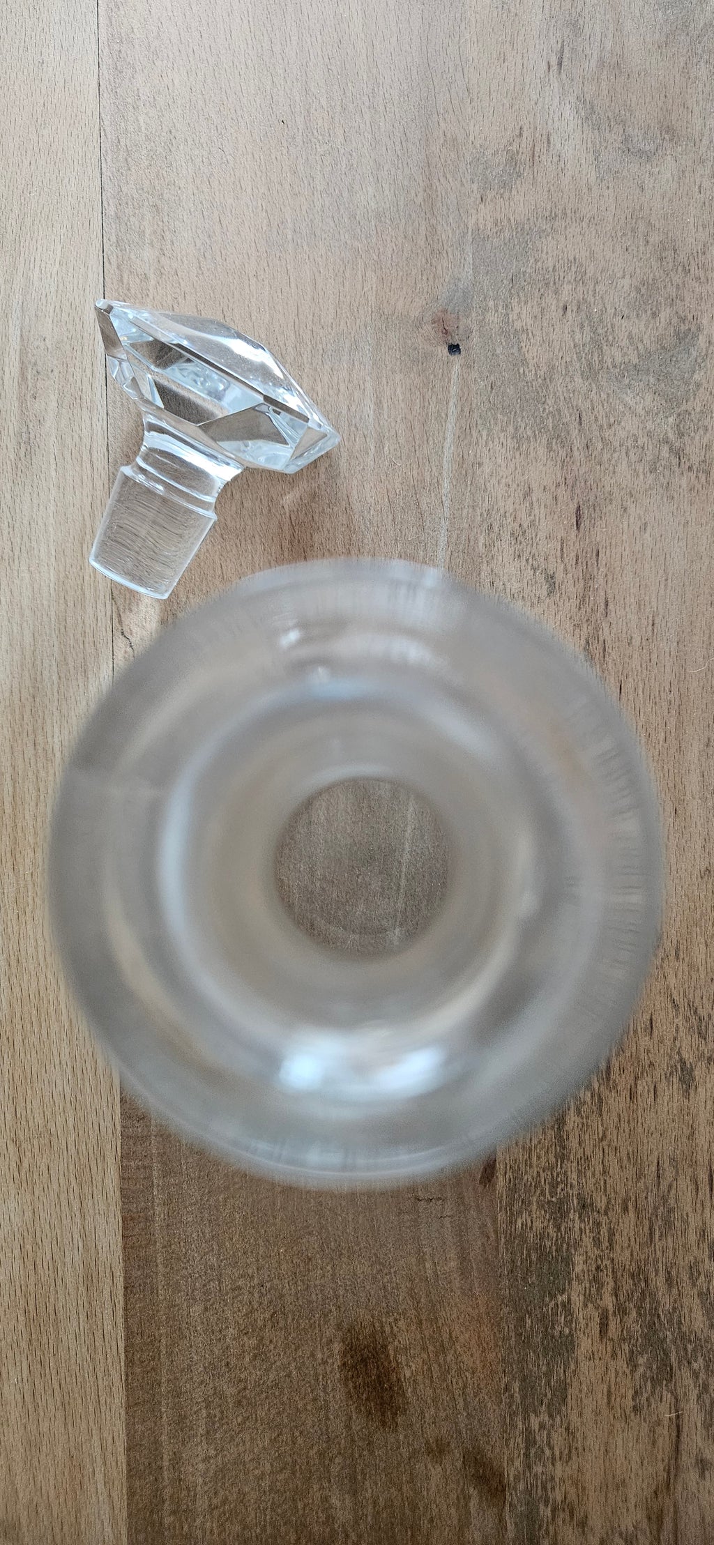Carafe ancienne en verre gravé avec bouchon facetté