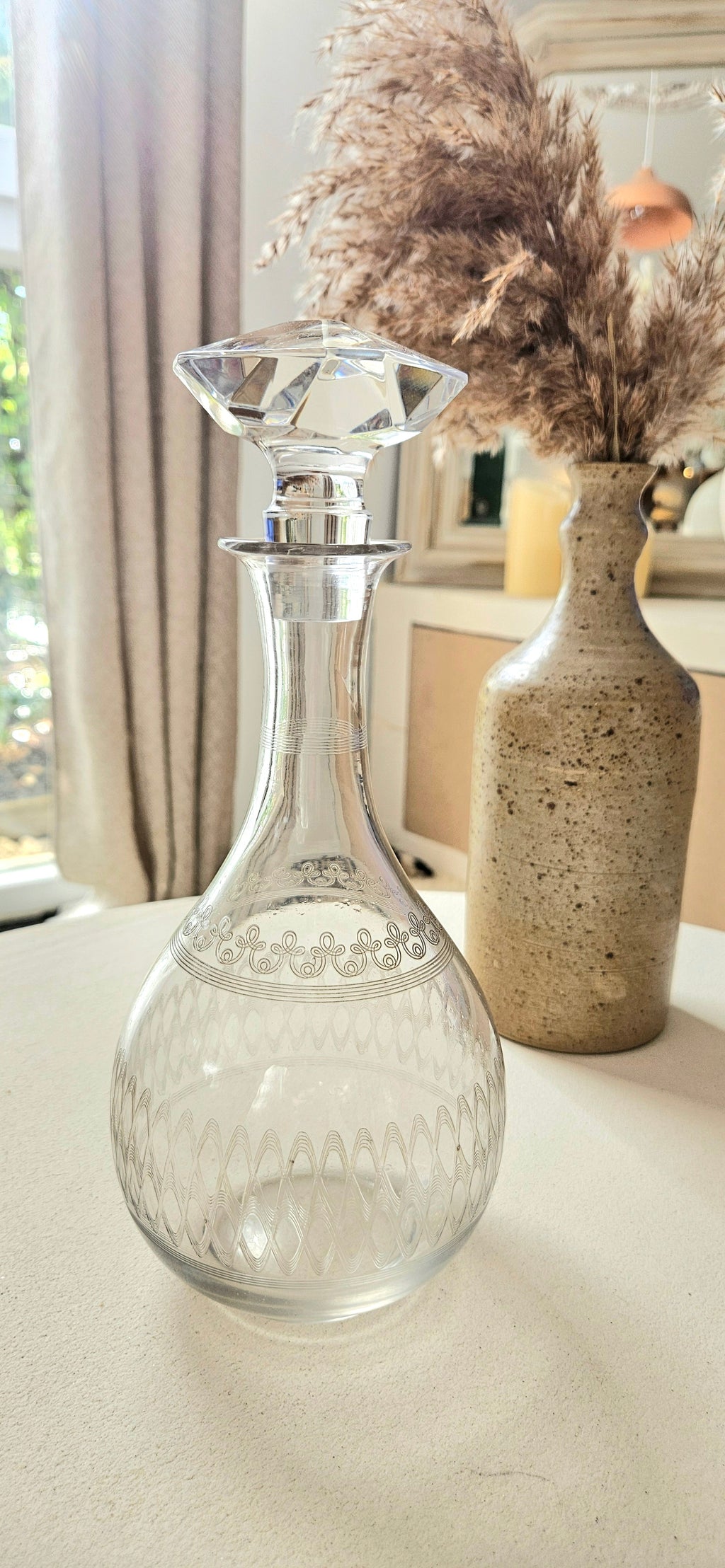 Carafe ancienne en verre gravé avec bouchon facetté