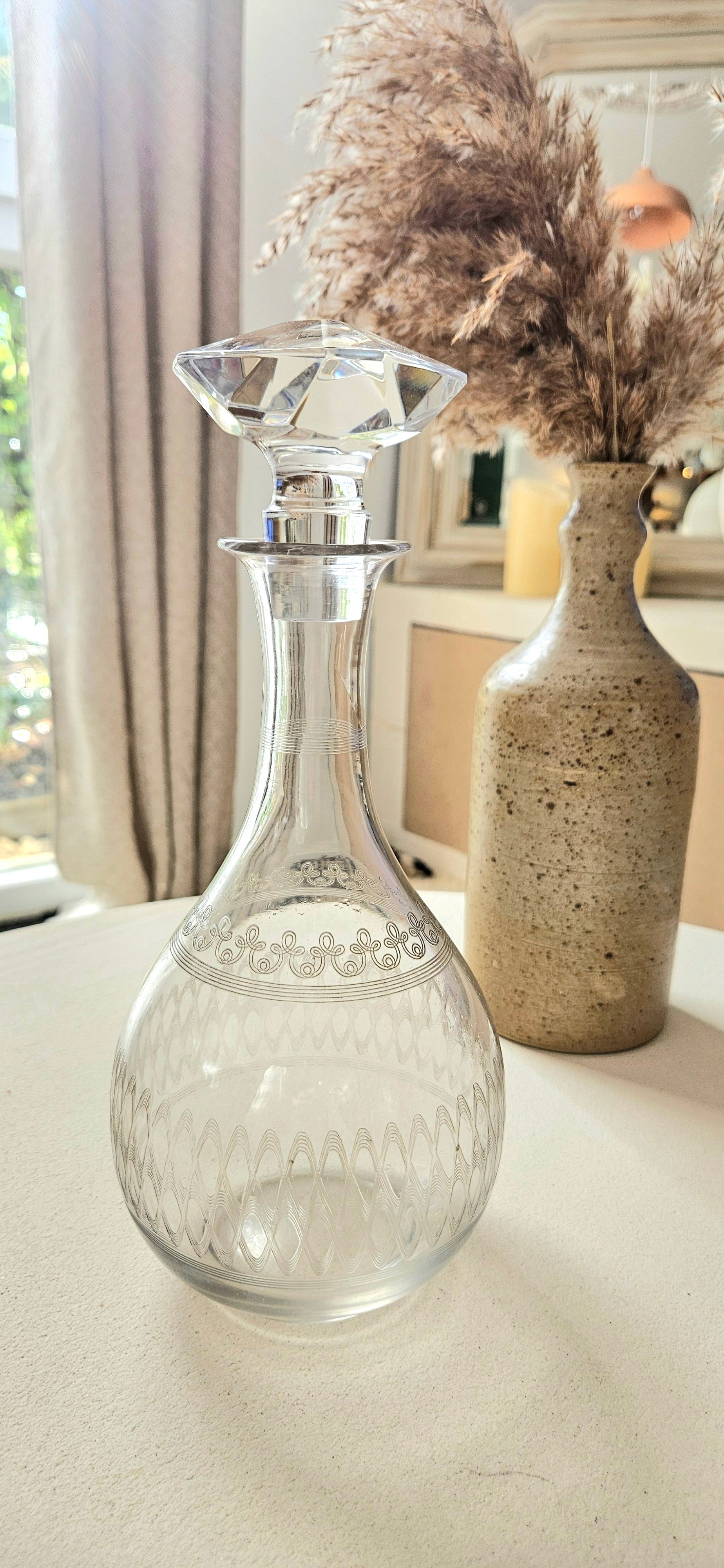 Carafe ancienne en verre gravé avec bouchon facetté