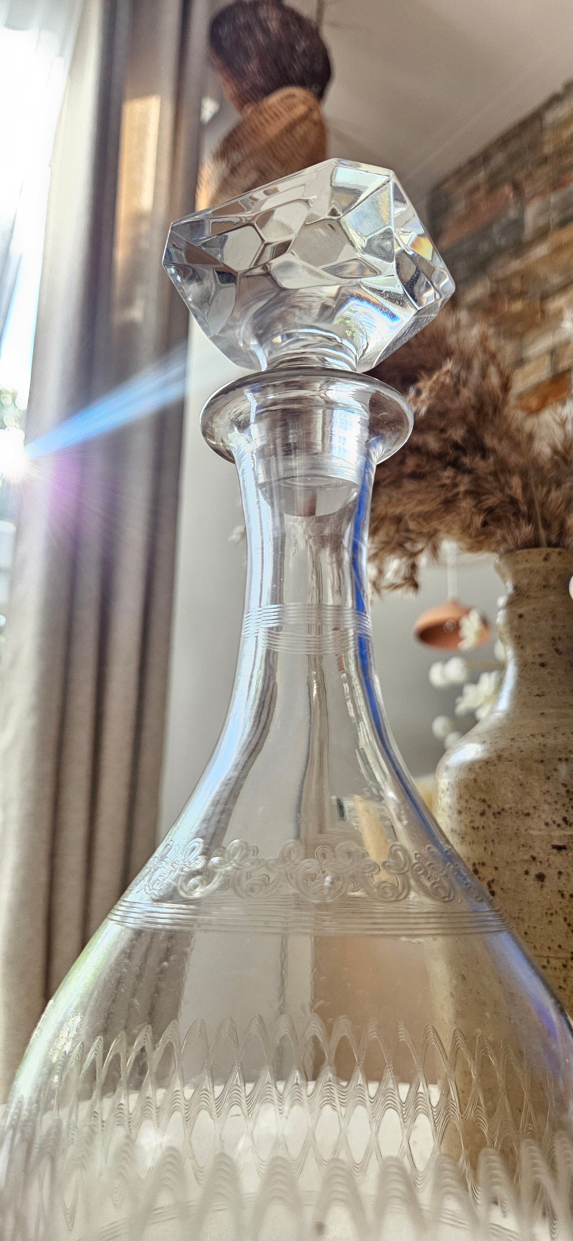 Carafe ancienne en verre gravé avec bouchon facetté