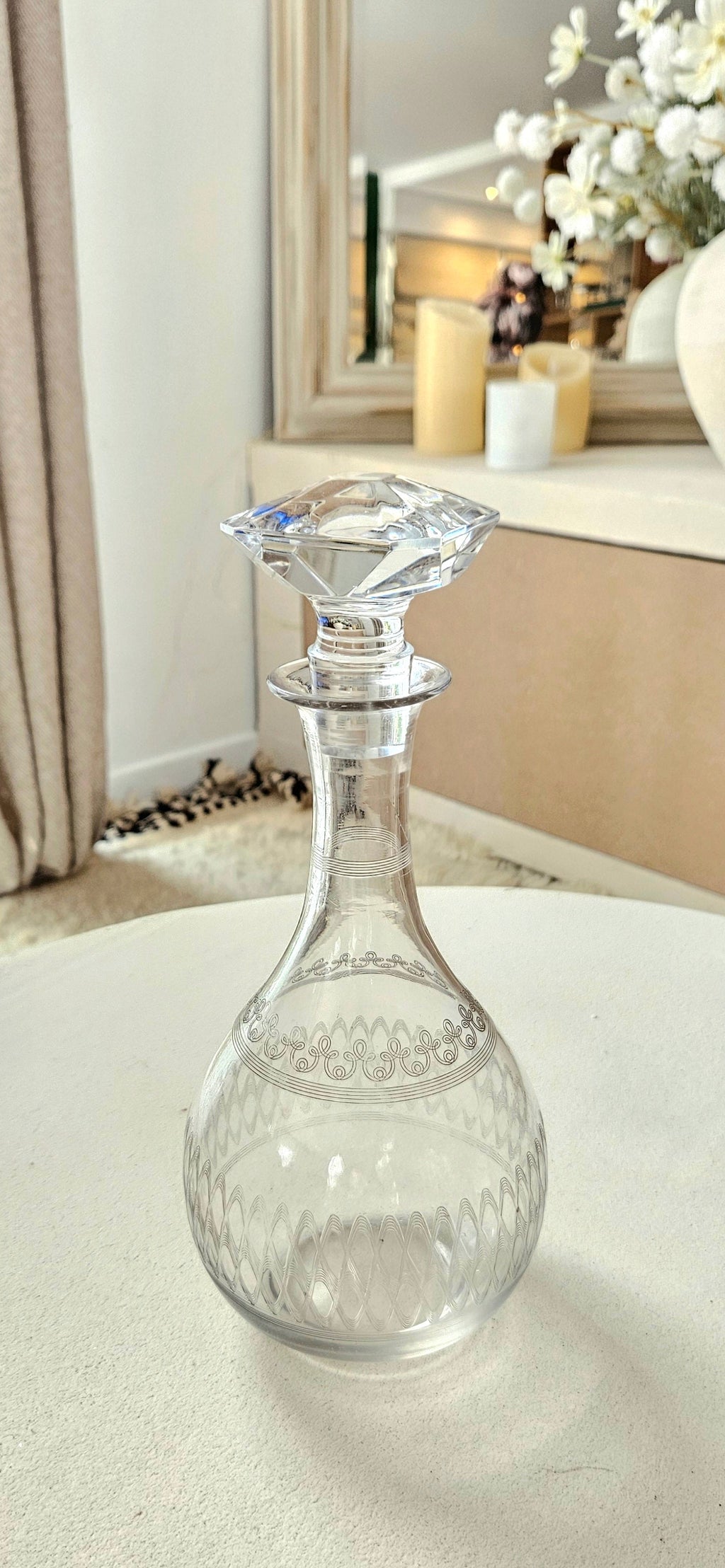 Carafe ancienne en verre gravé avec bouchon facetté