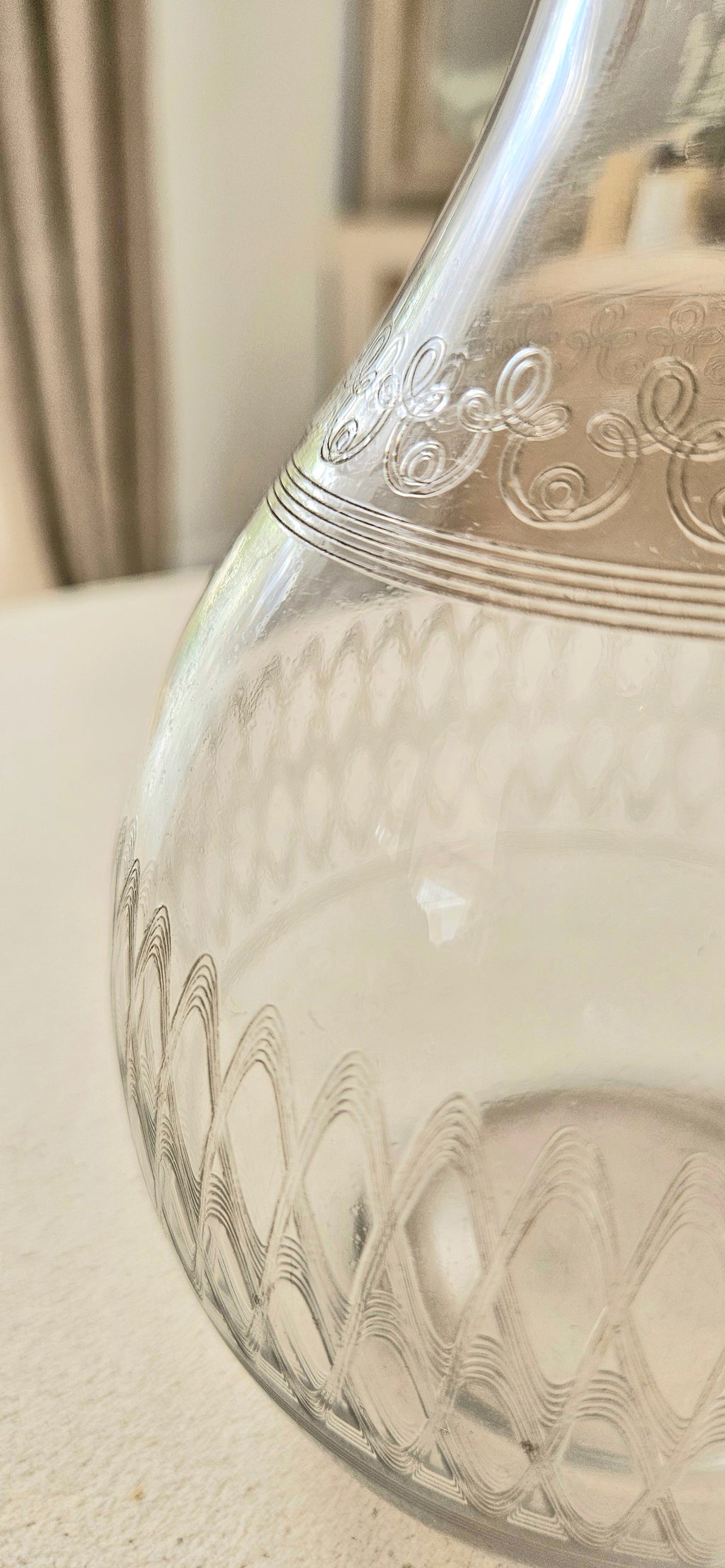Carafe ancienne en verre gravé avec bouchon facetté
