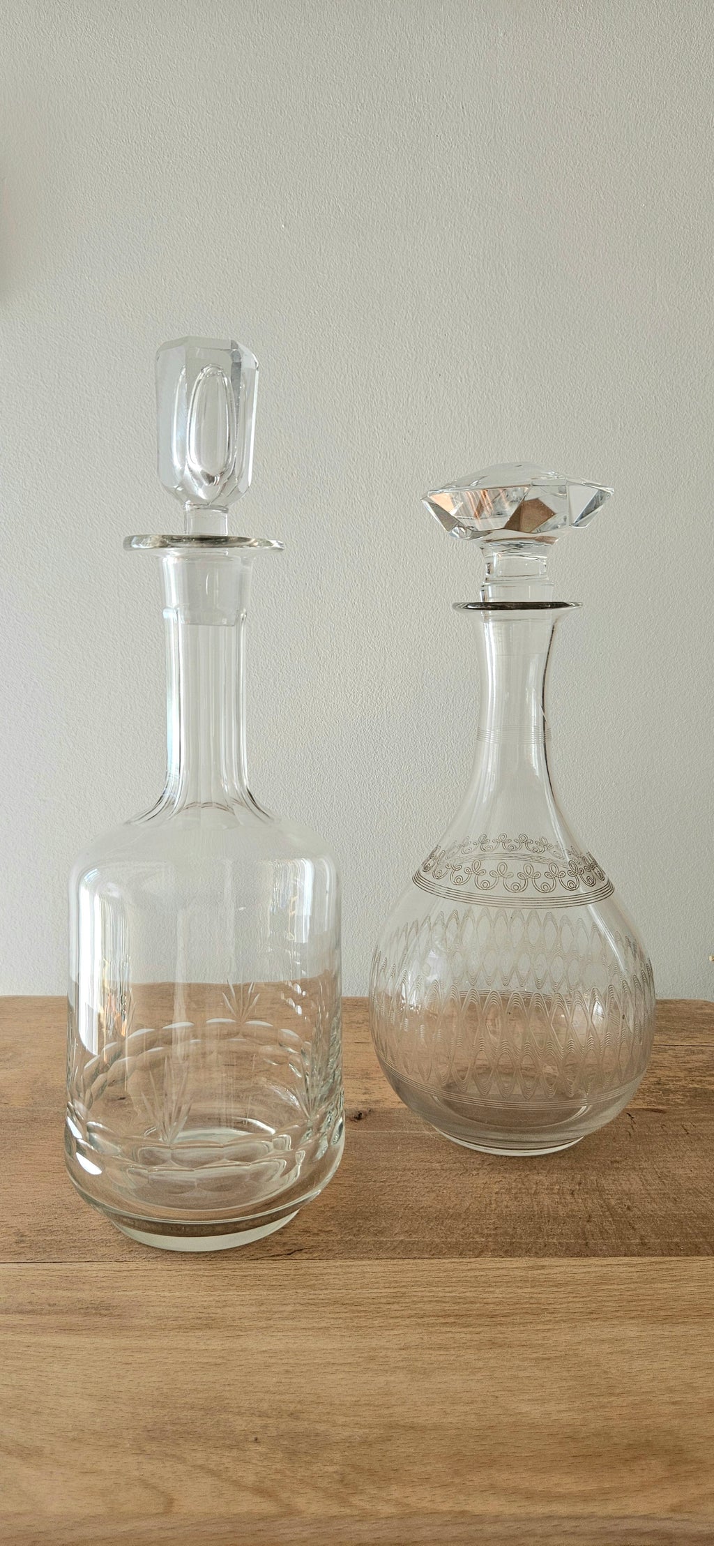 Carafe ancienne en verre gravé avec bouchon facetté