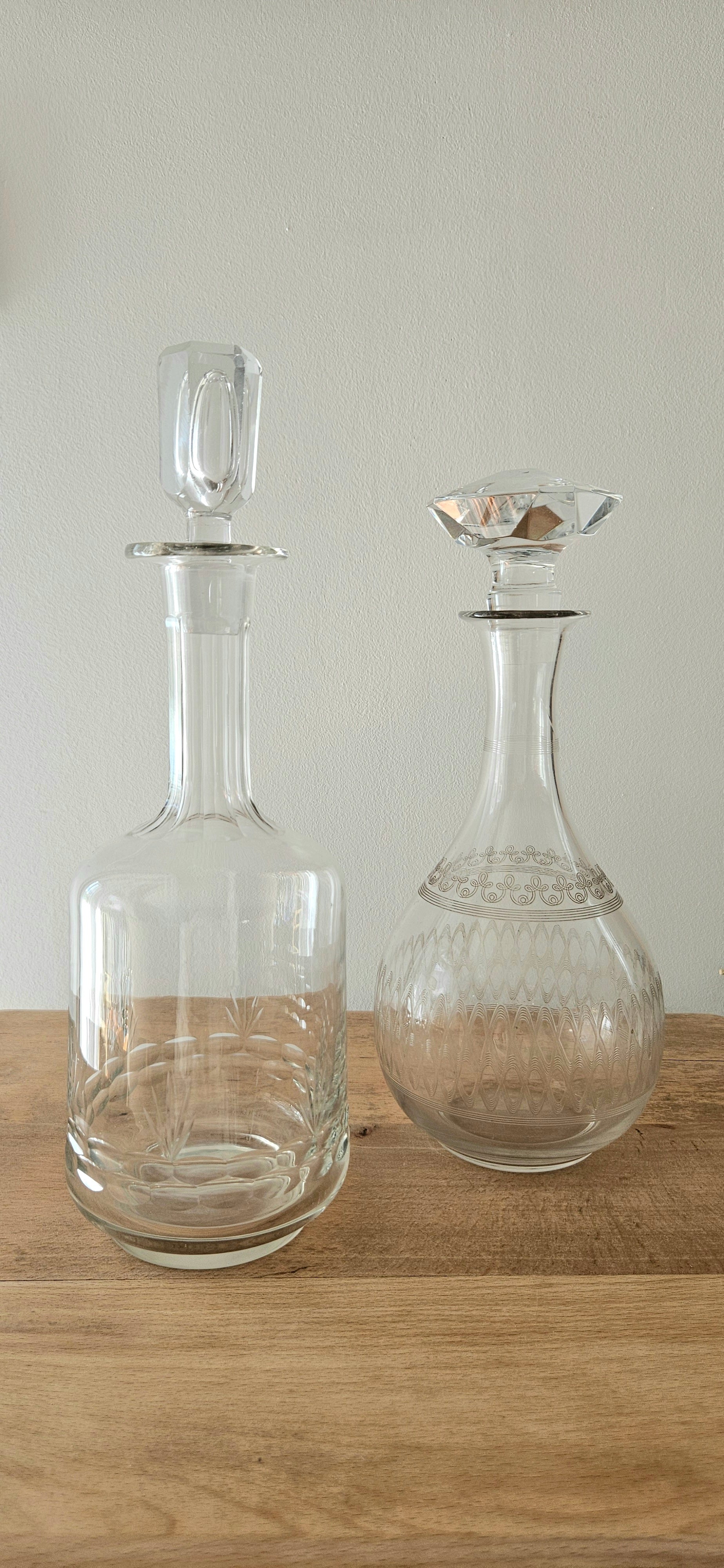 Carafe ancienne en verre gravé avec bouchon facetté